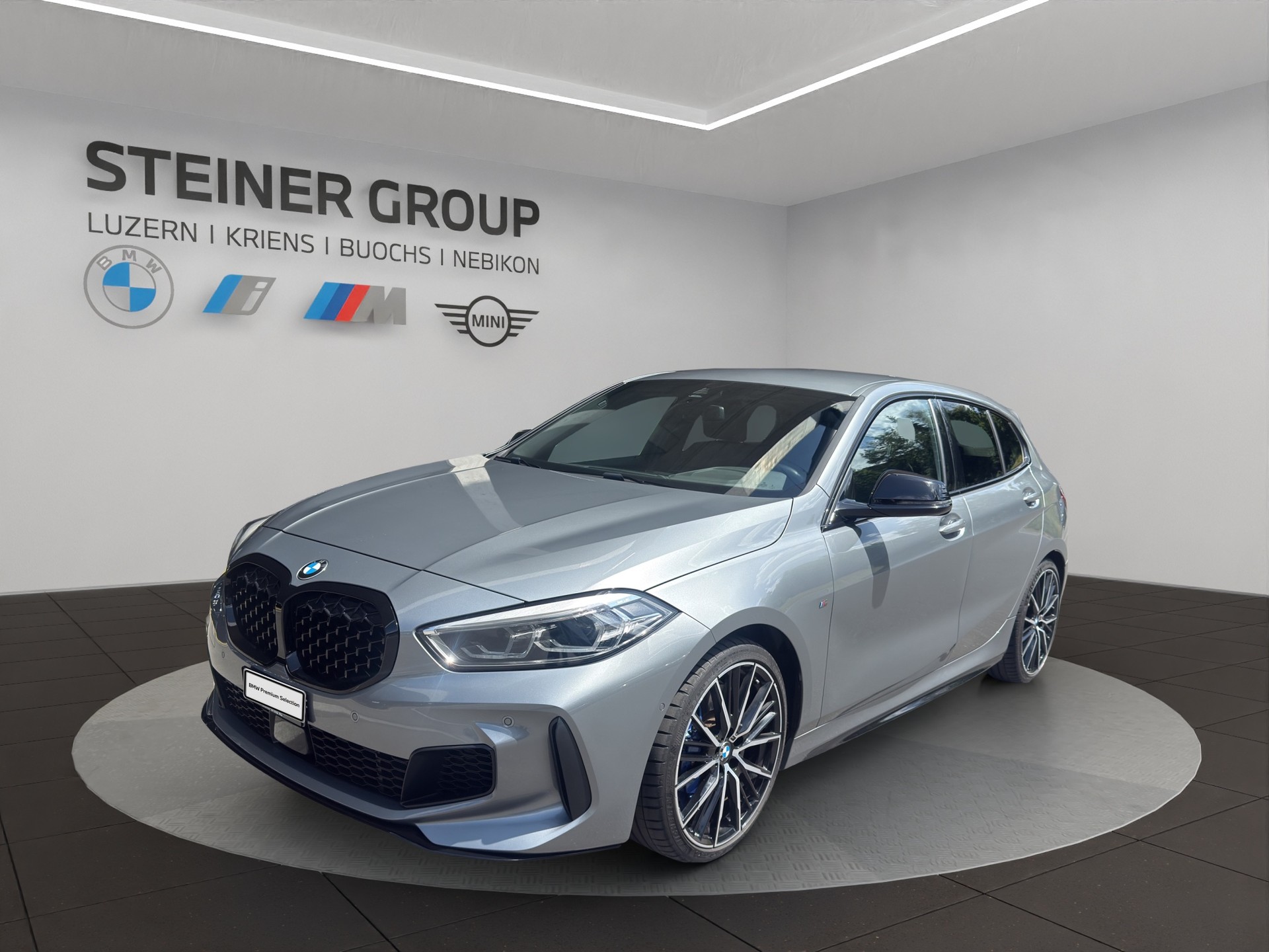 BMW M135i xDrive Steptronic-image-0