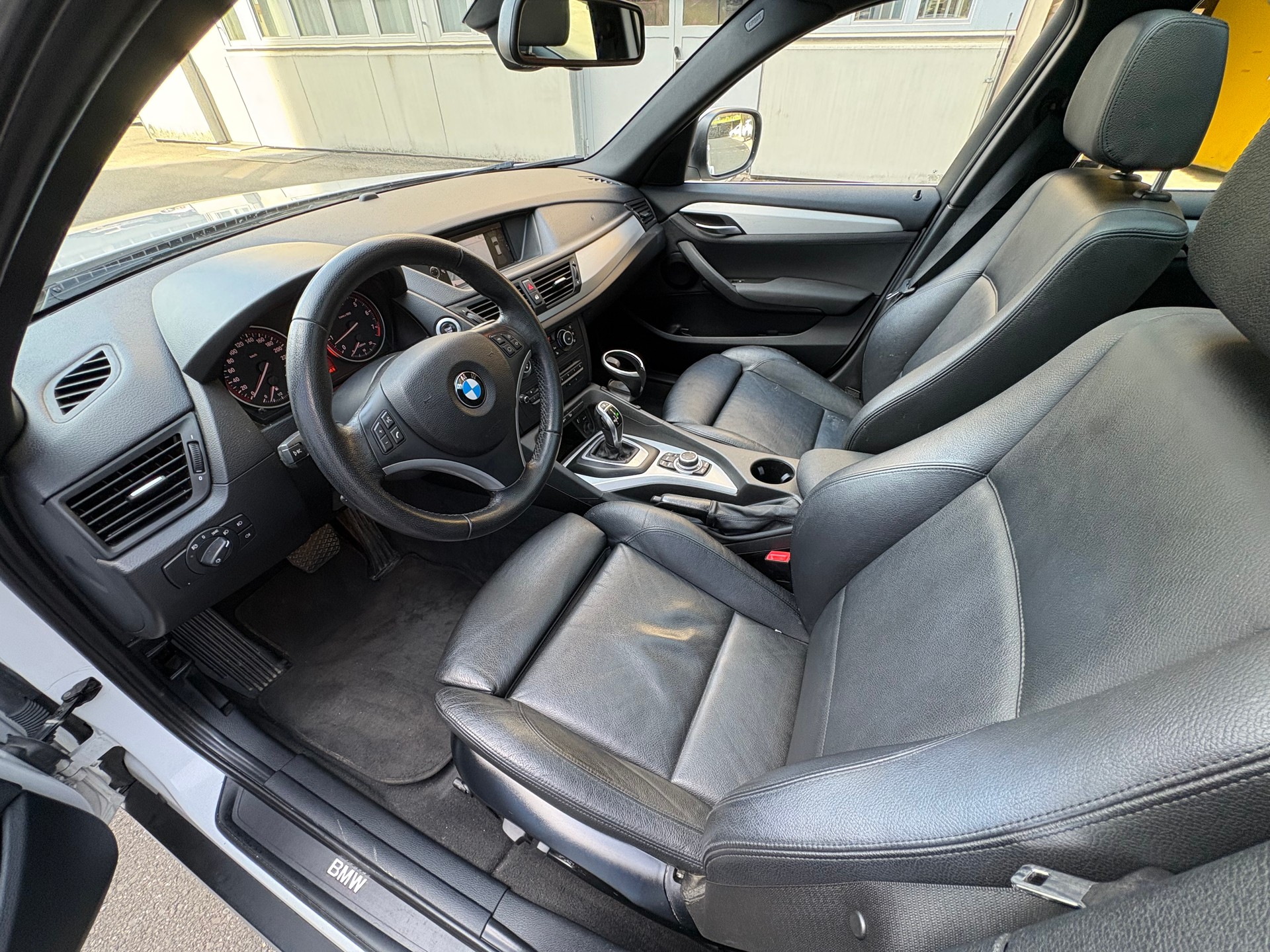 BMW X1 xDrive 28i Steptronic-image-10