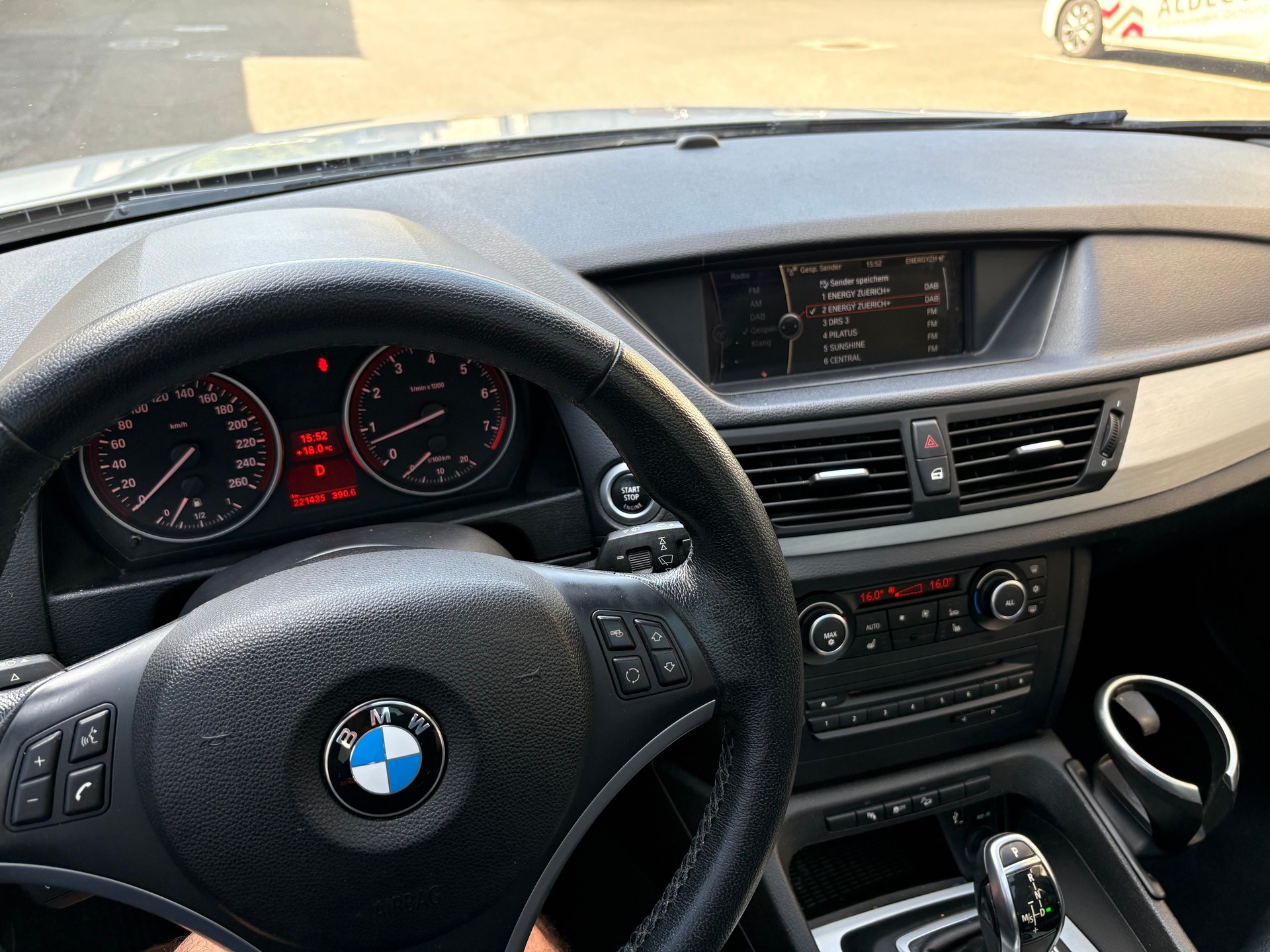 BMW X1 xDrive 28i Steptronic-image-12