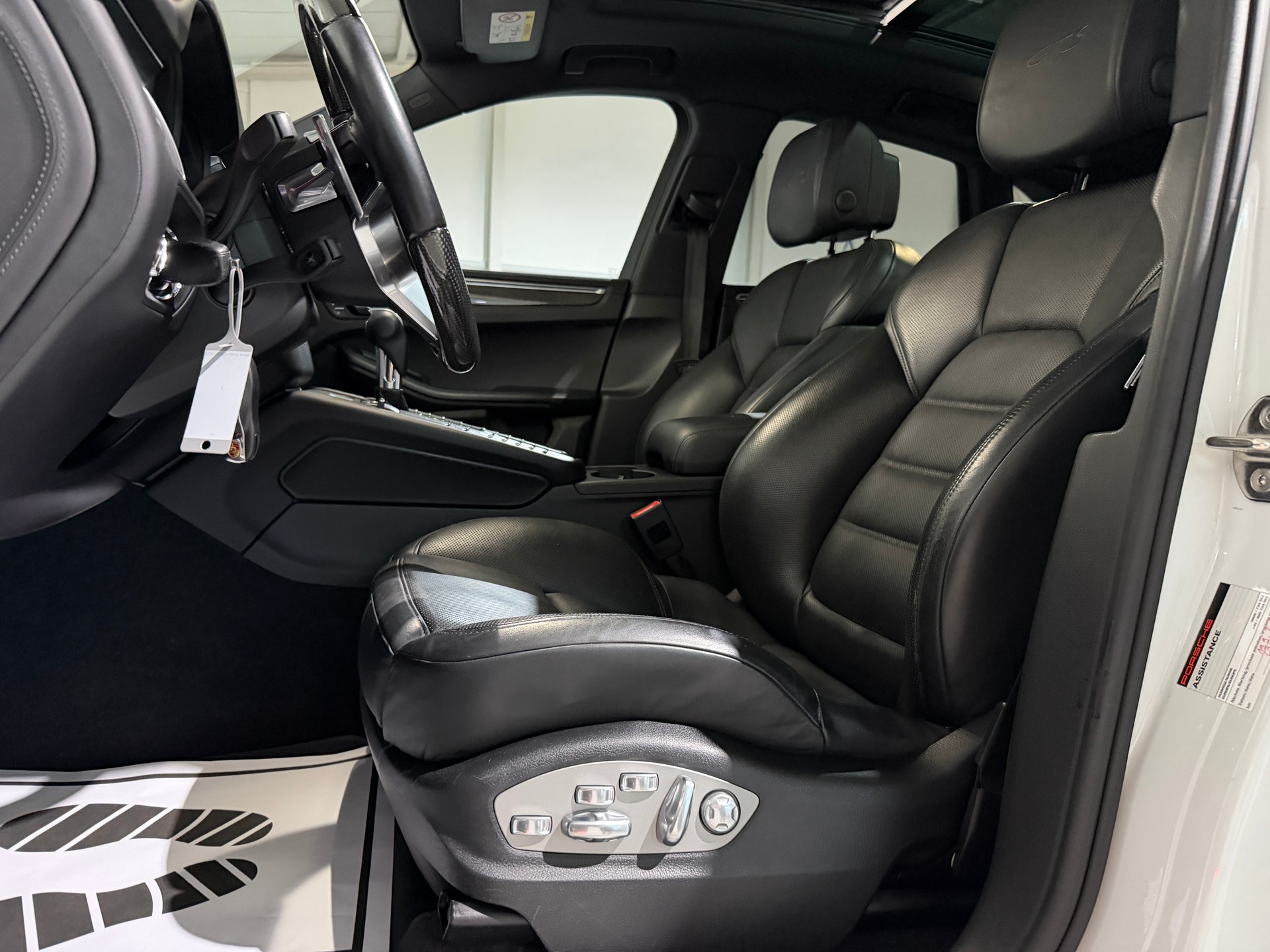 PORSCHE Macan GTS PDK (CH) AHK 2.4T-image-16