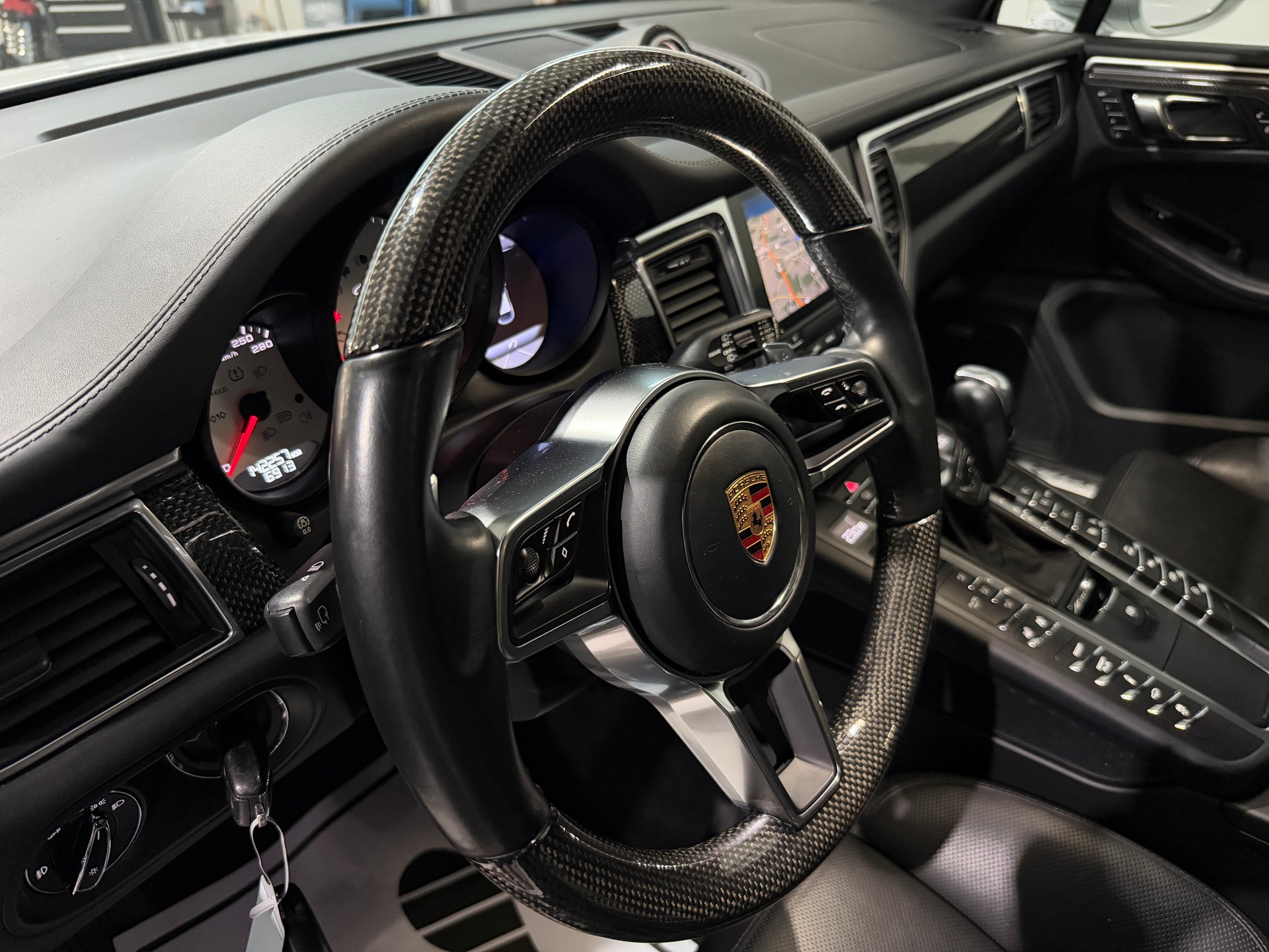 PORSCHE Macan GTS PDK (CH) AHK 2.4T-image-12
