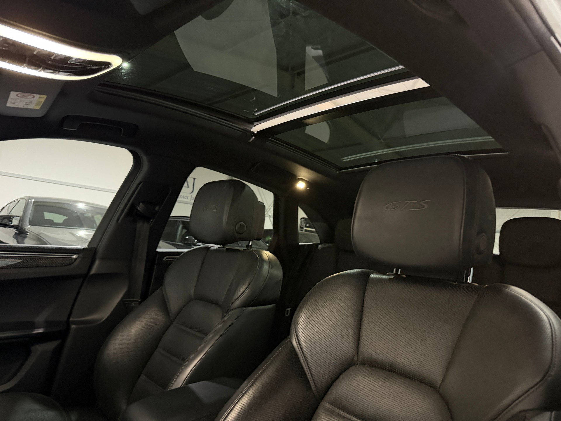 PORSCHE Macan GTS PDK (CH) AHK 2.4T-image-15