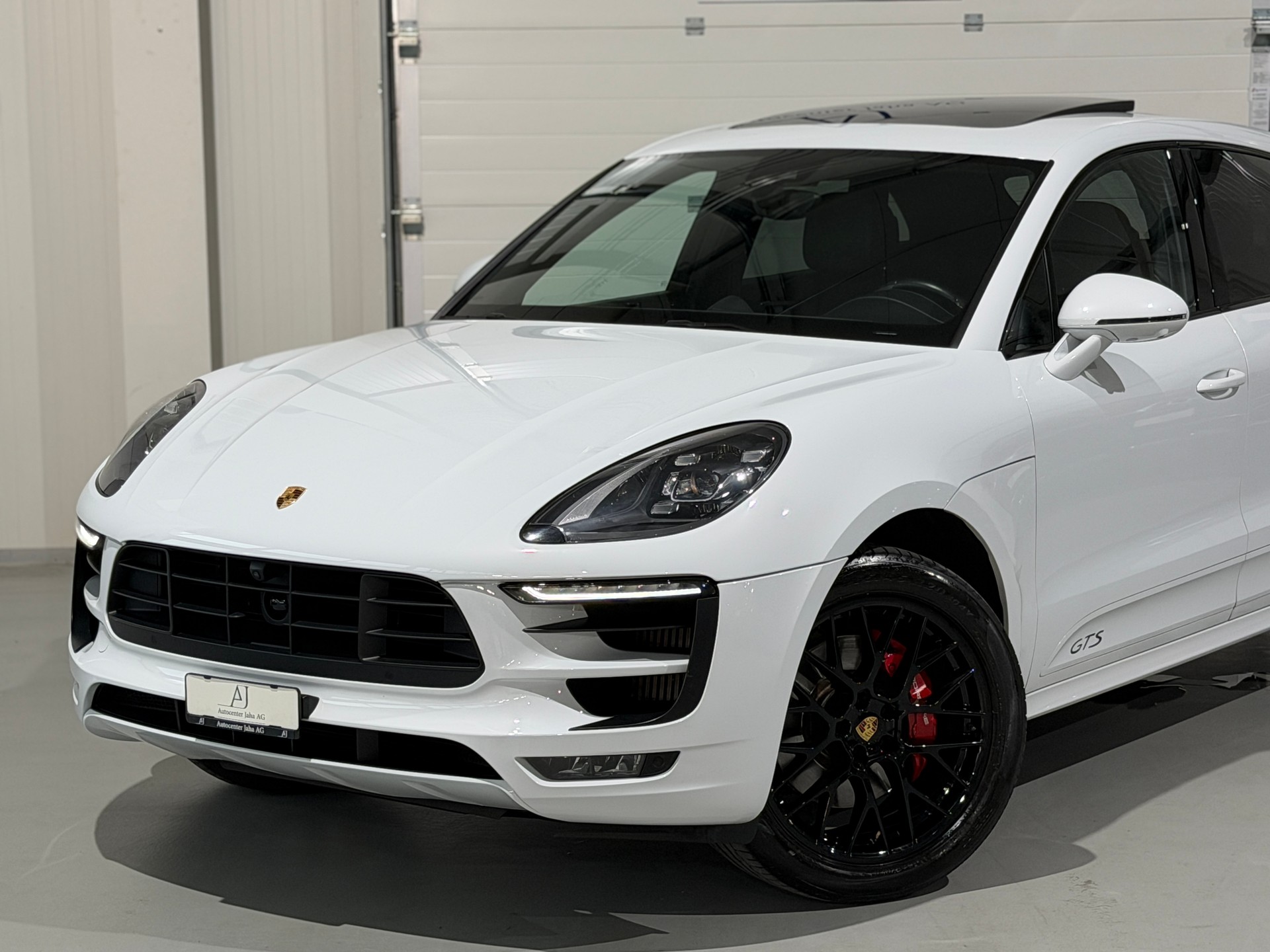 PORSCHE Macan GTS PDK (CH) AHK 2.4T-image-1