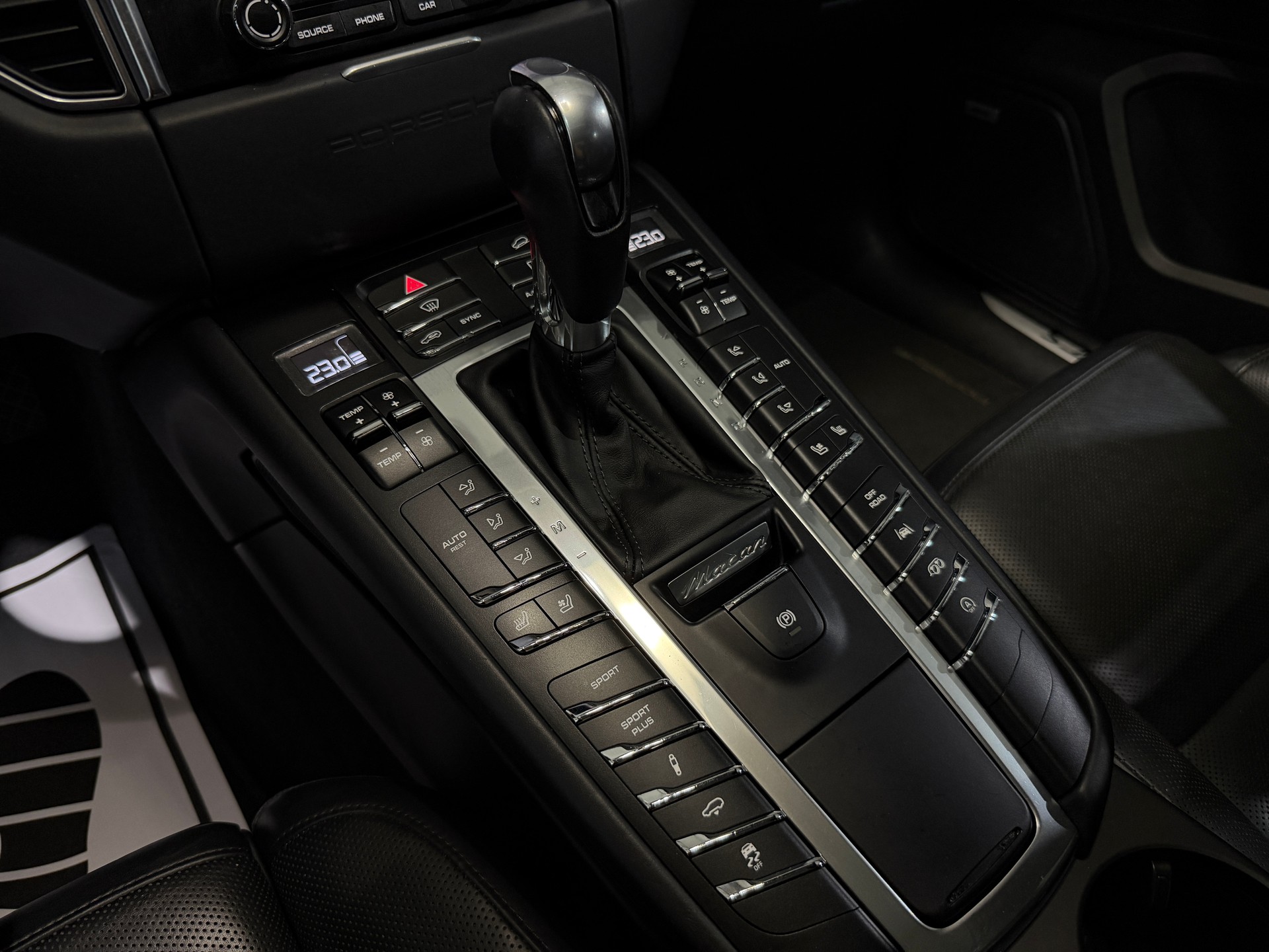 PORSCHE Macan GTS PDK (CH) AHK 2.4T-image-10