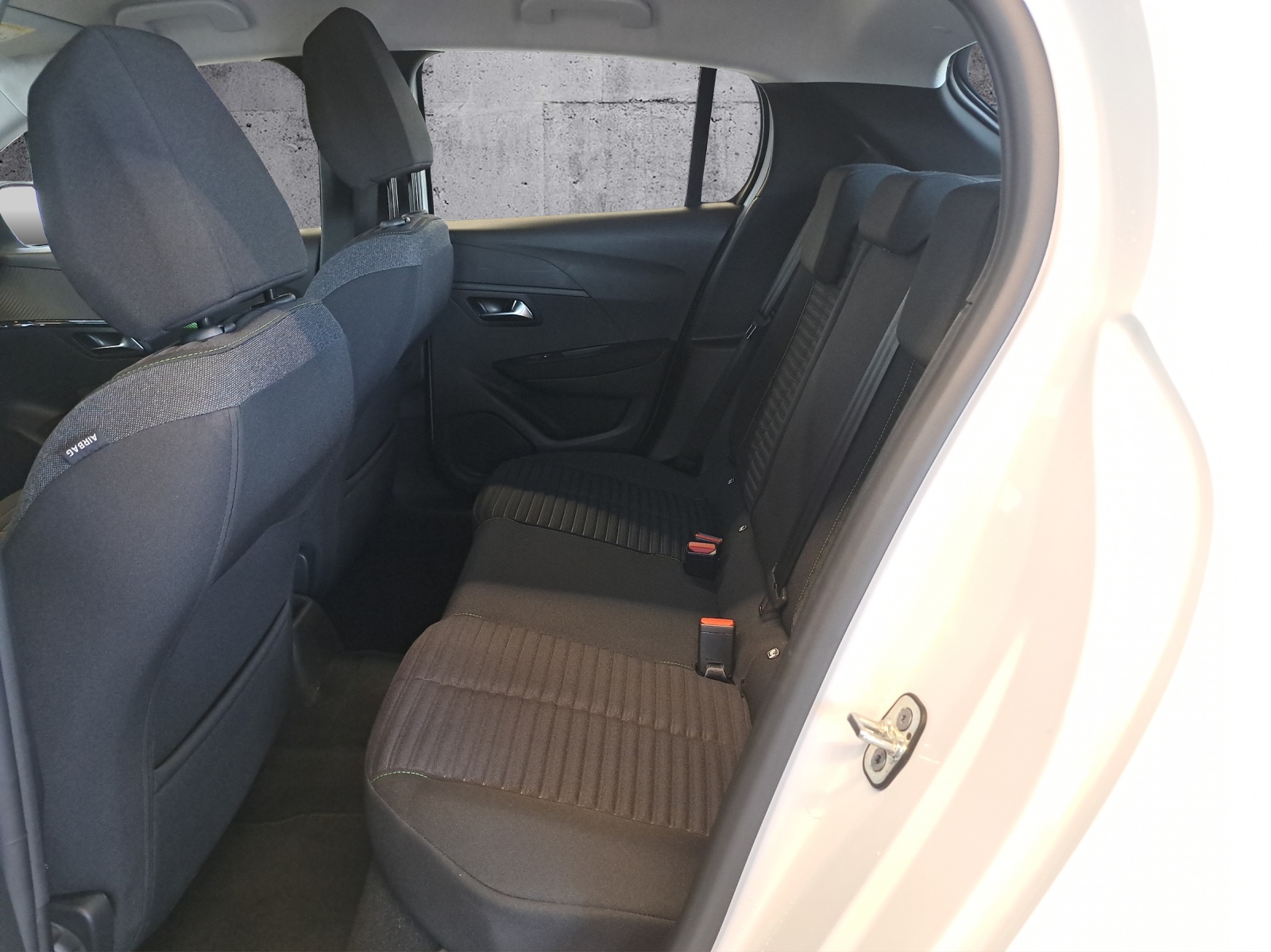 PEUGEOT 208 1.2 Hybrid Active-image-15