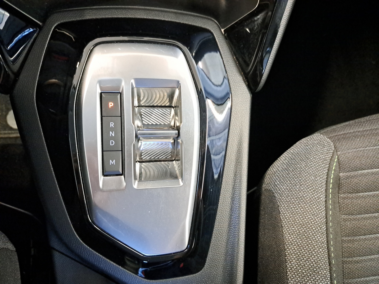 PEUGEOT 208 1.2 Hybrid Active-image-12