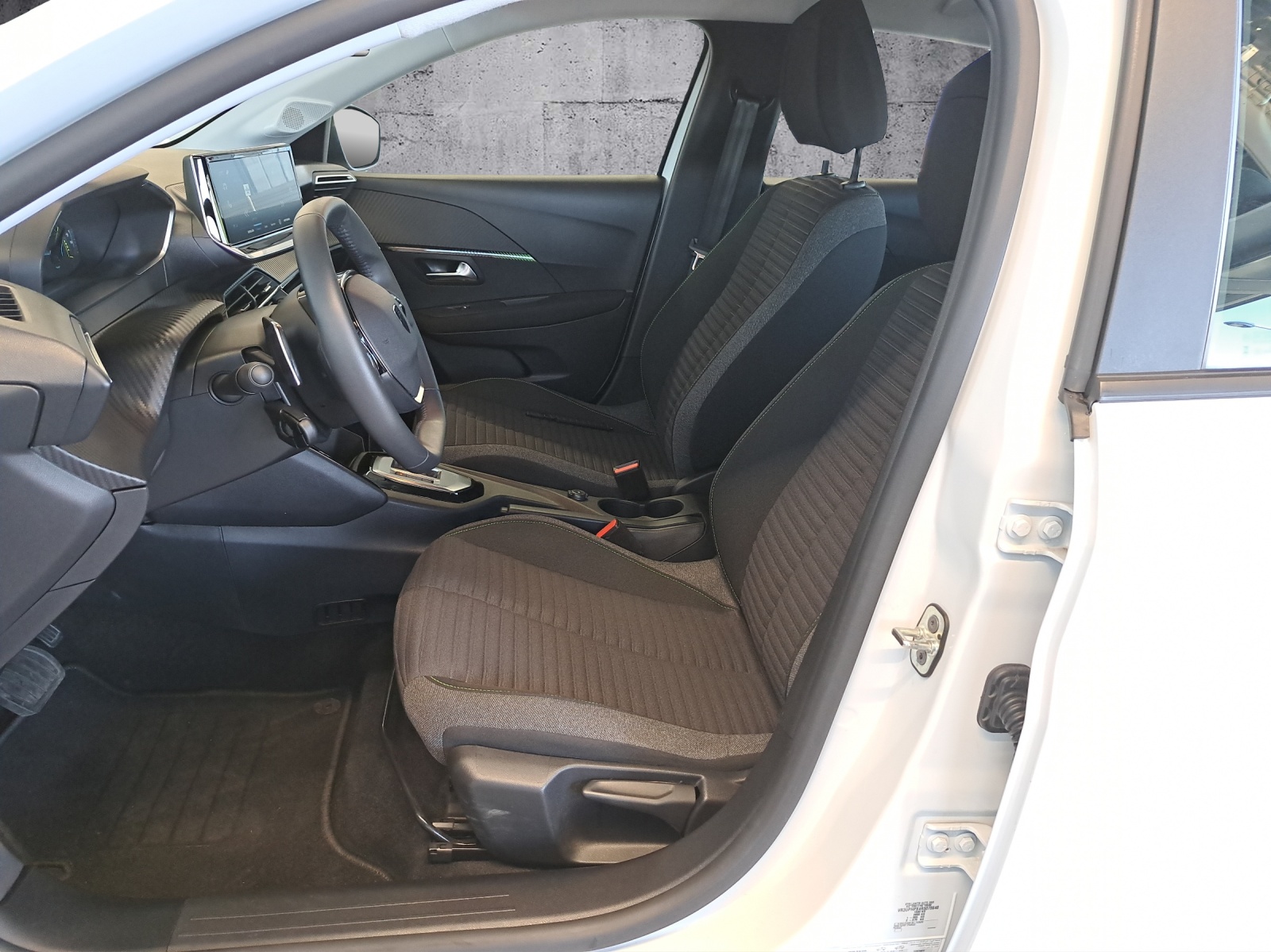 PEUGEOT 208 1.2 Hybrid Active-image-9