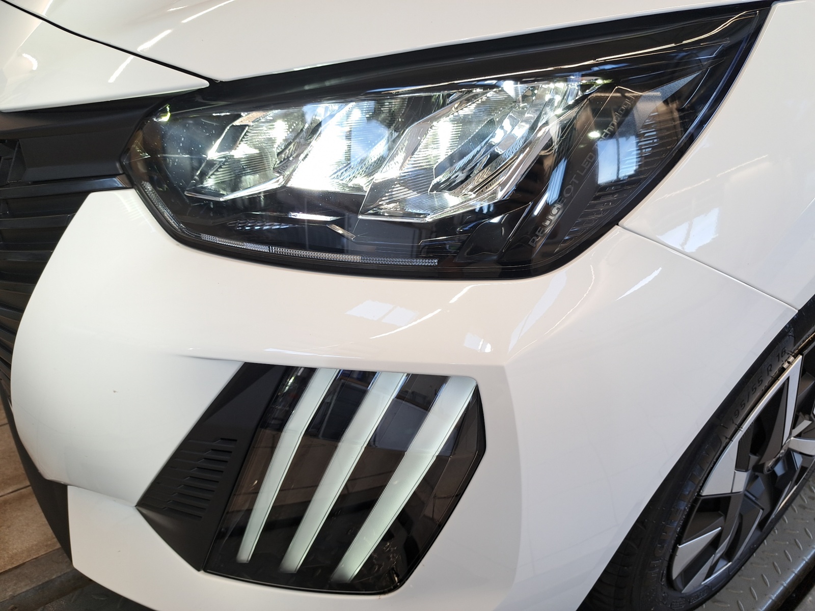 PEUGEOT 208 1.2 Hybrid Active-image-17