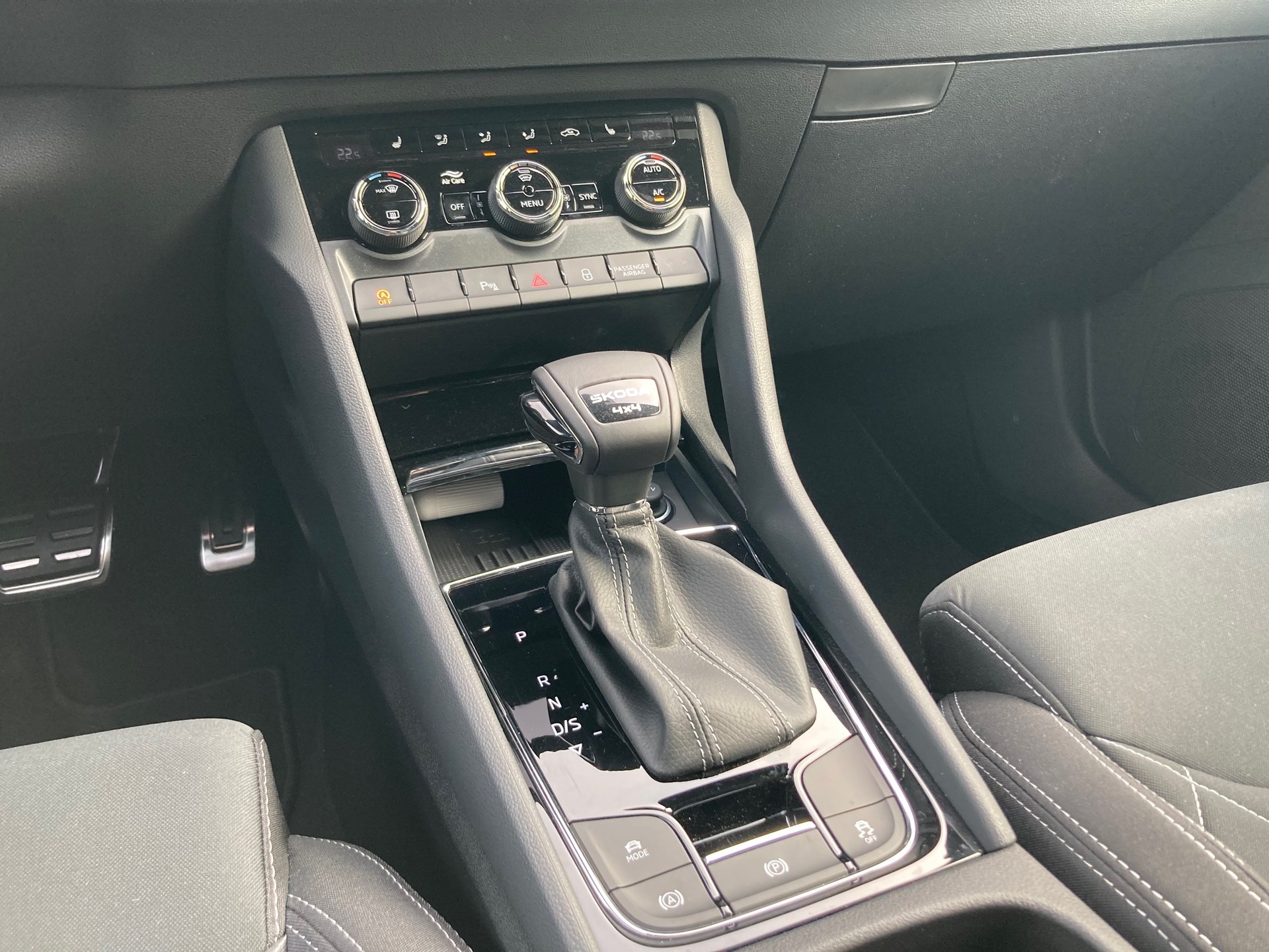 SKODA Karoq 2.0TSI SportL.4x4-image-11