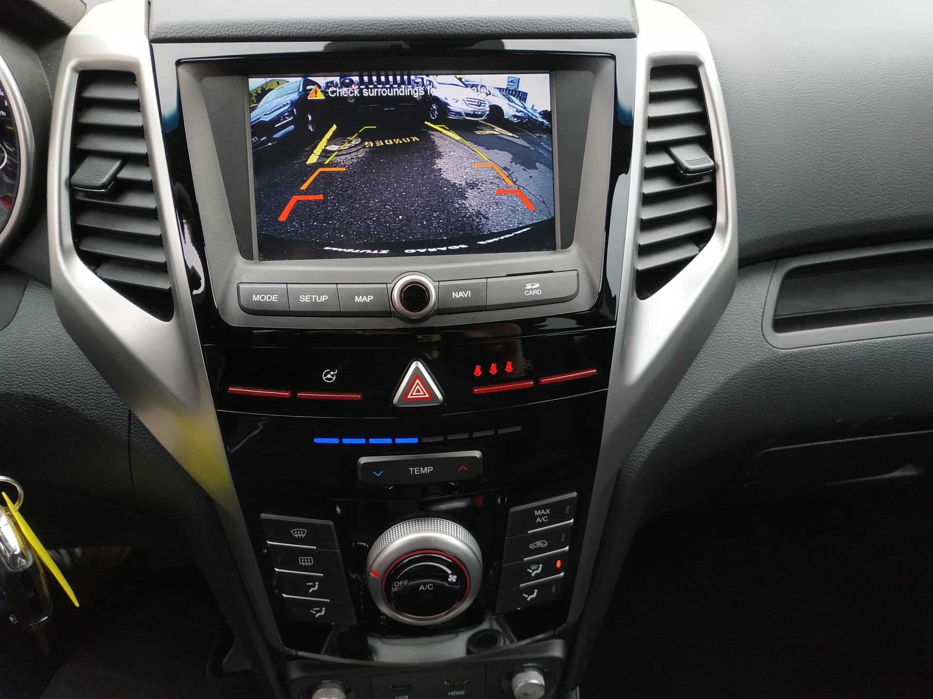 KGM-SsangYong Tivoli 1.6 e-XGi Quartz 4WD Automatic-image-12