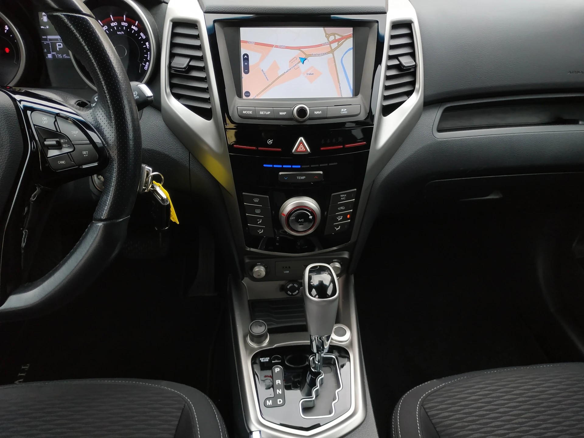 KGM-SsangYong Tivoli 1.6 e-XGi Quartz 4WD Automatic-image-13