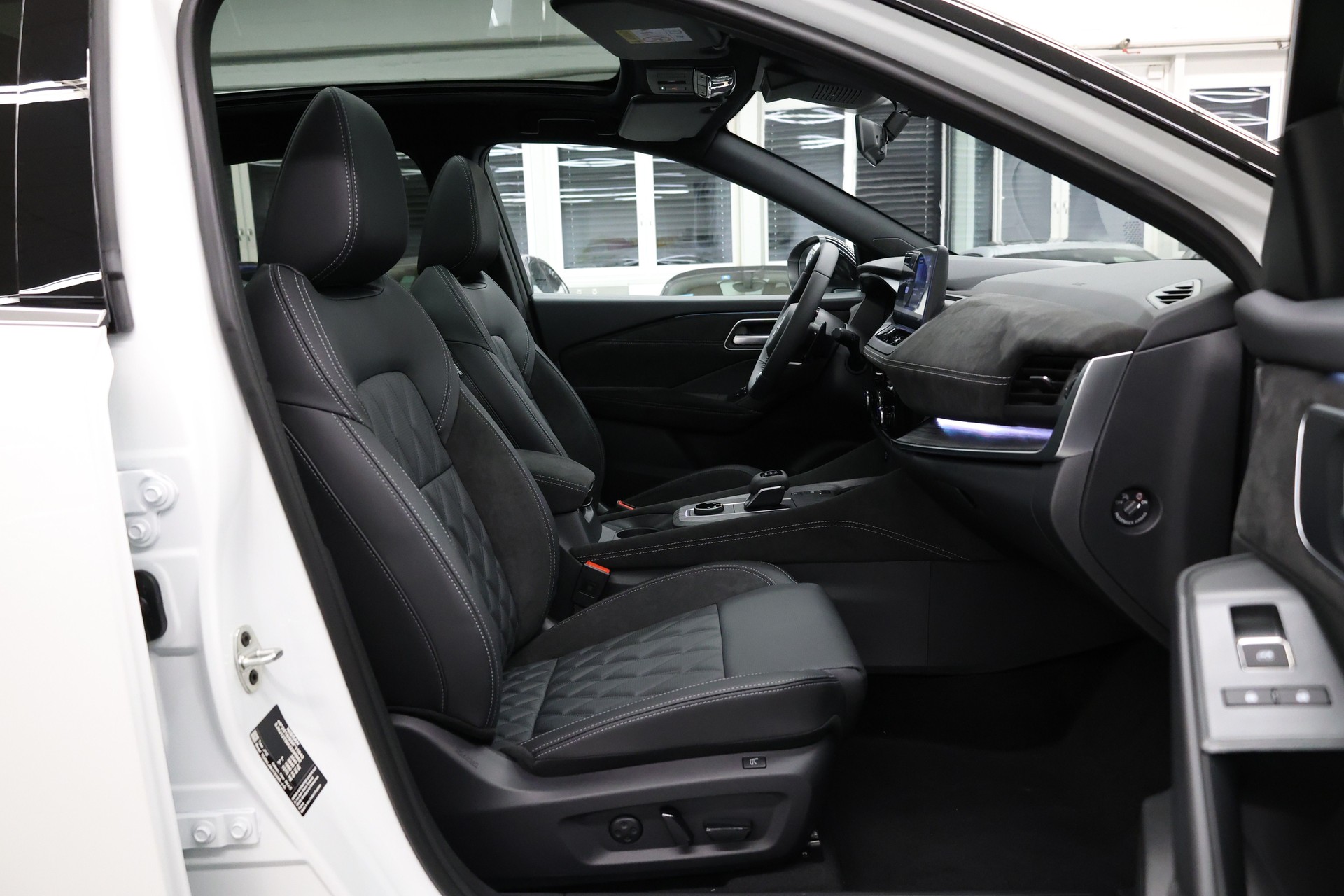 NISSAN Qashqai 1.3 DIG-T Tekna+ 4x4-image-16