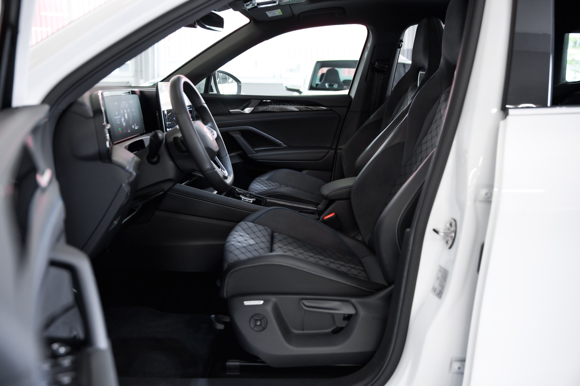 VW Tiguan 2.0 TSI R-Line DSG 4motion-image-18
