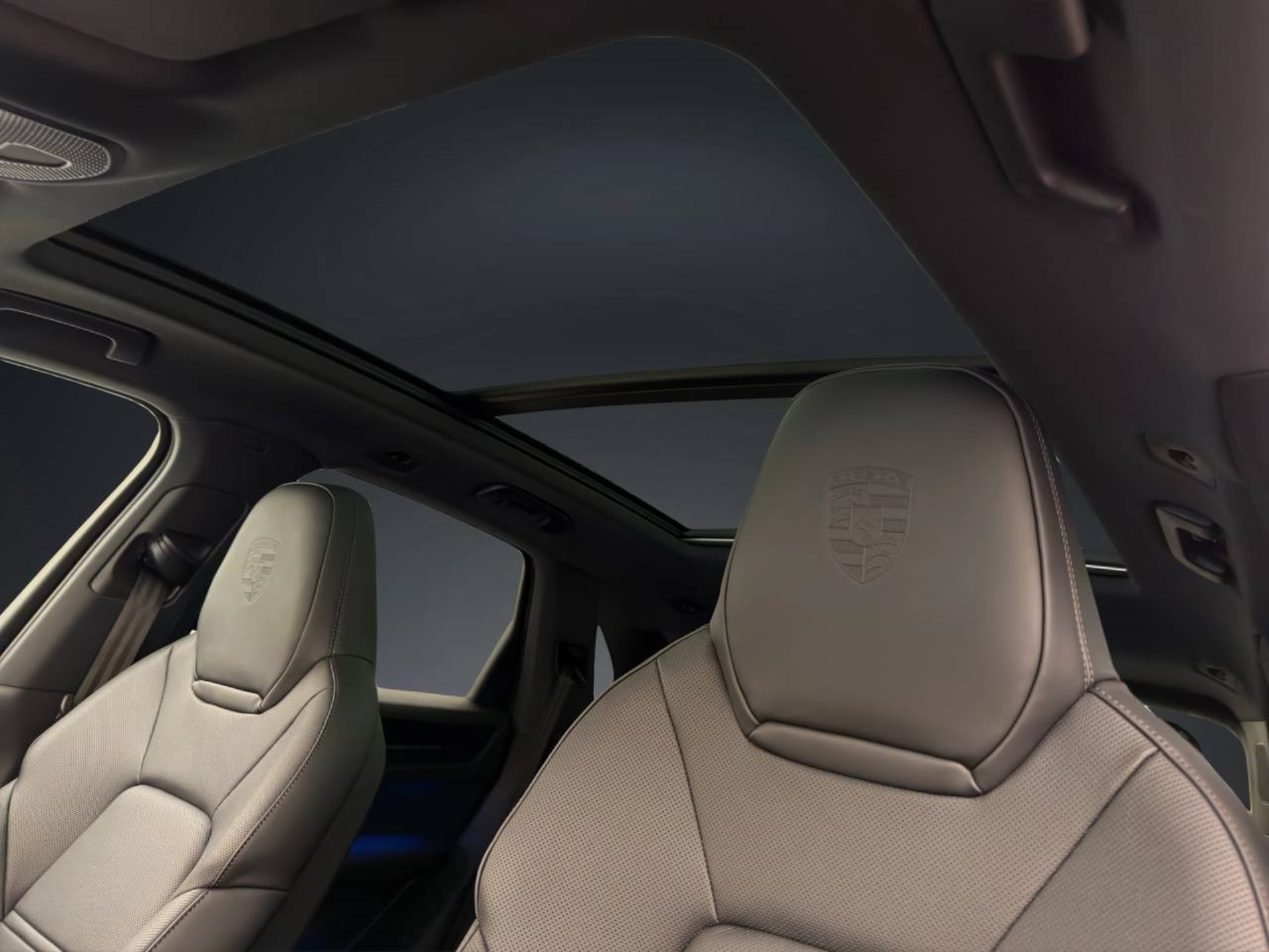 PORSCHE Cayenne E-Hybrid Black Edition-image-13