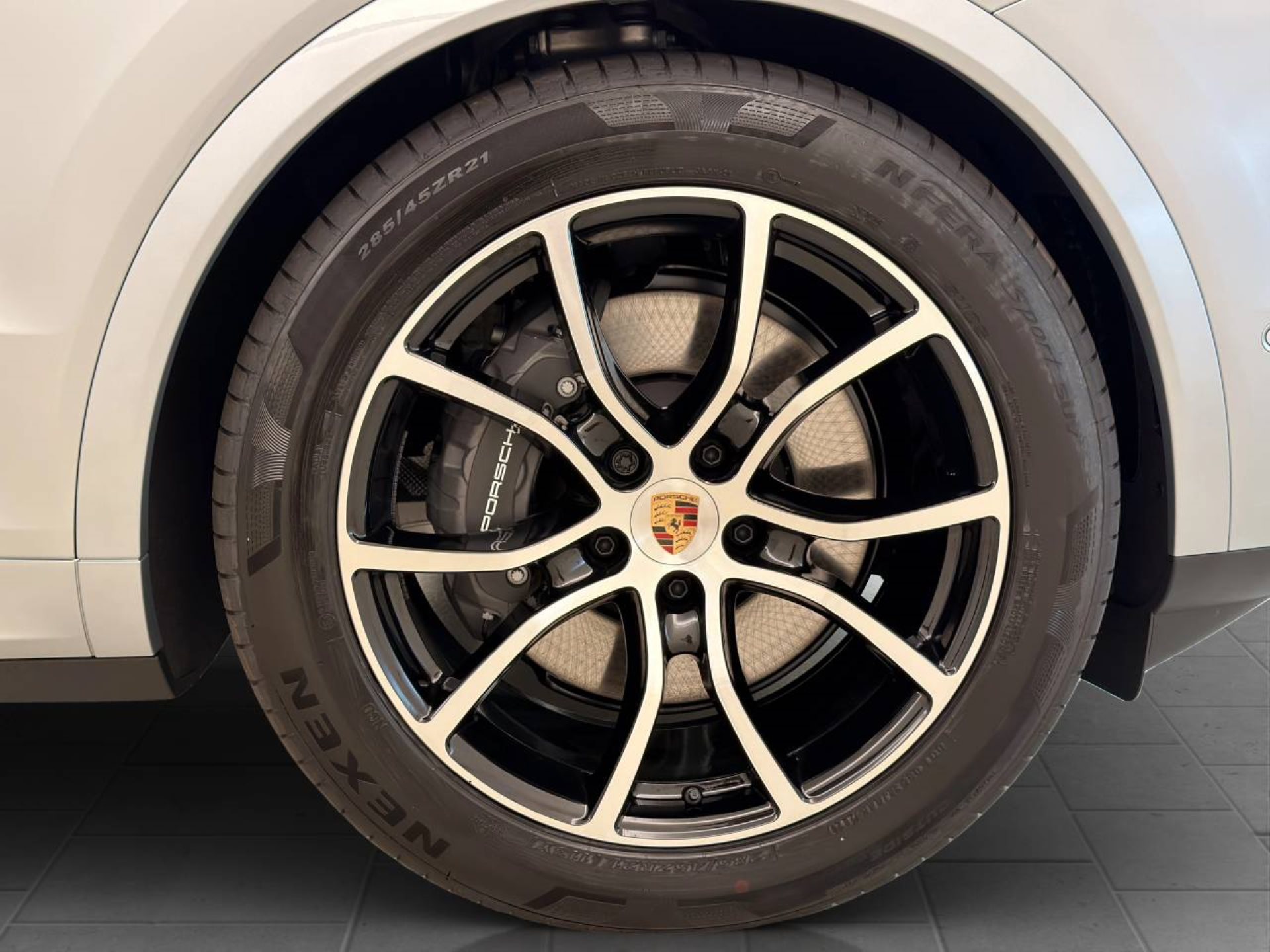 PORSCHE Cayenne E-Hybrid Black Edition-image-10