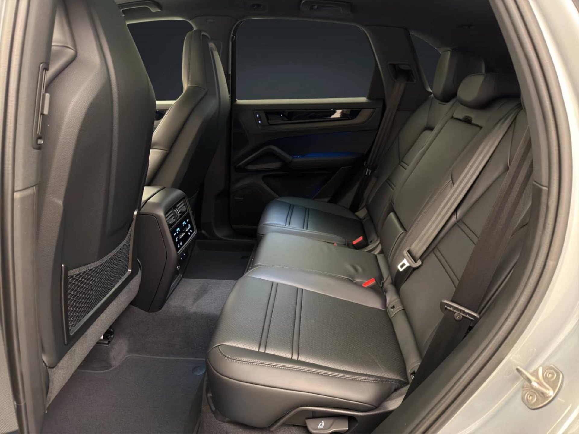 PORSCHE Cayenne E-Hybrid Black Edition-image-14