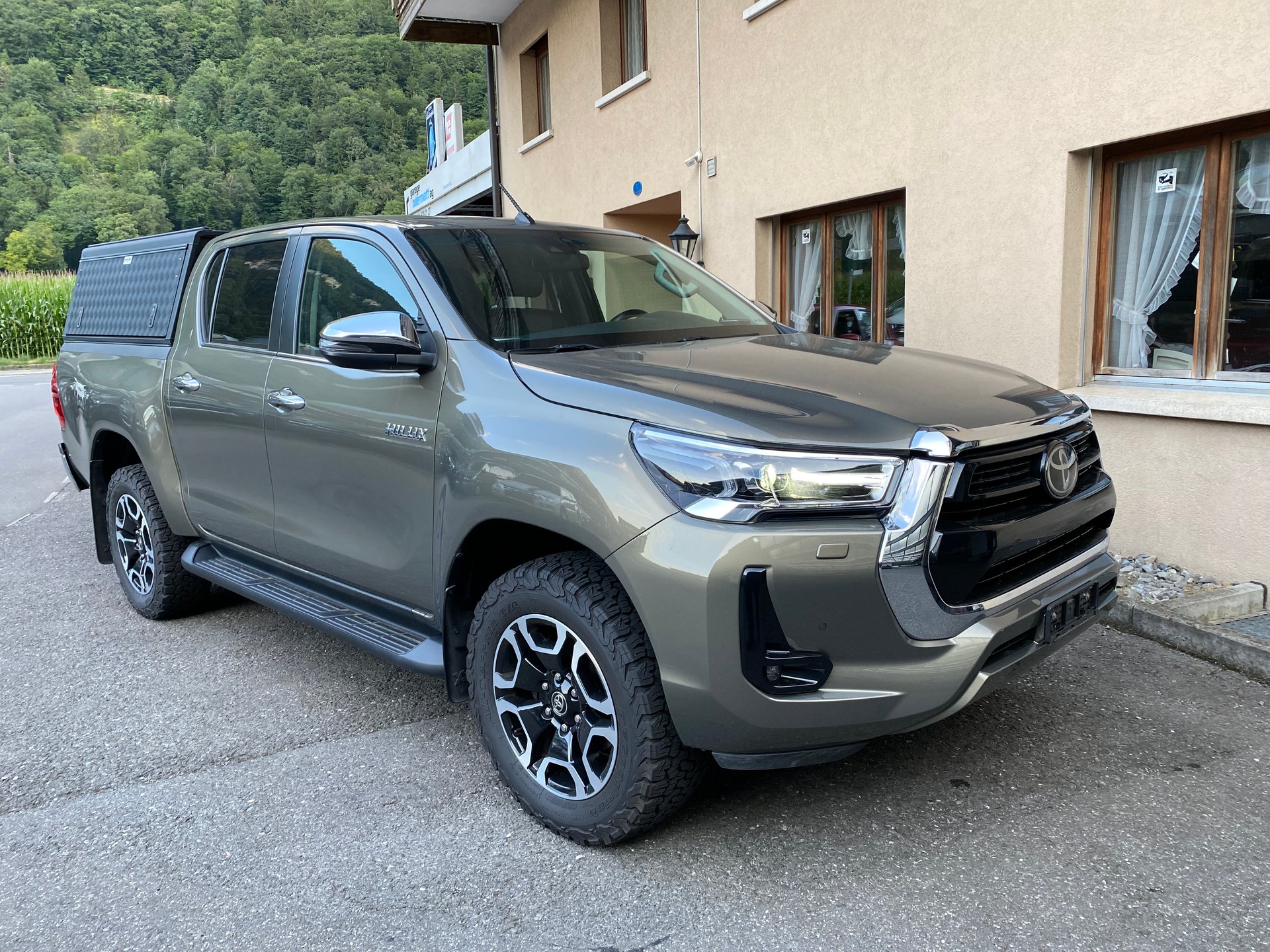 TOYOTA Hilux 2.8D-4D Premium Double Cab 4x4 A-image-12