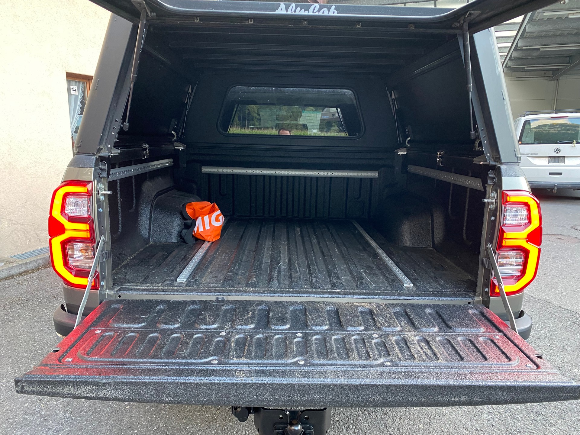 TOYOTA Hilux 2.8D-4D Premium Double Cab 4x4 A-image-8