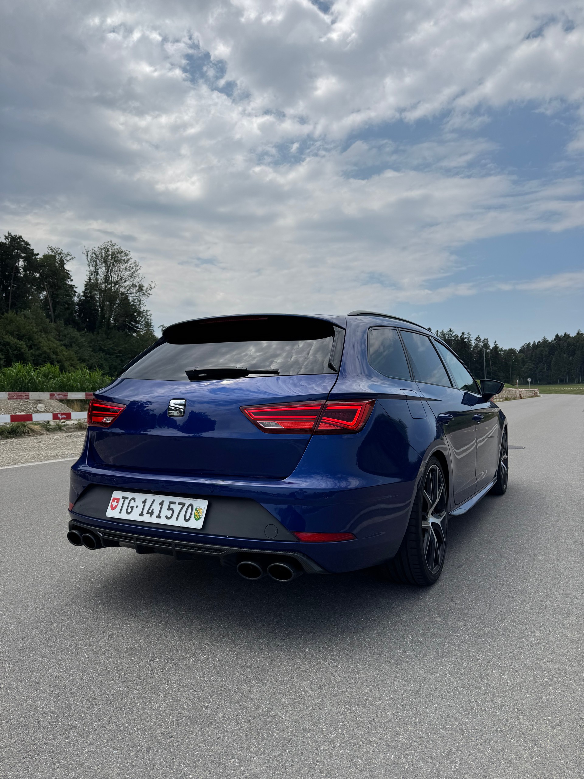 SEAT 2.0 TSI 370 Cupra 4Drive DSG Carbon-image-3
