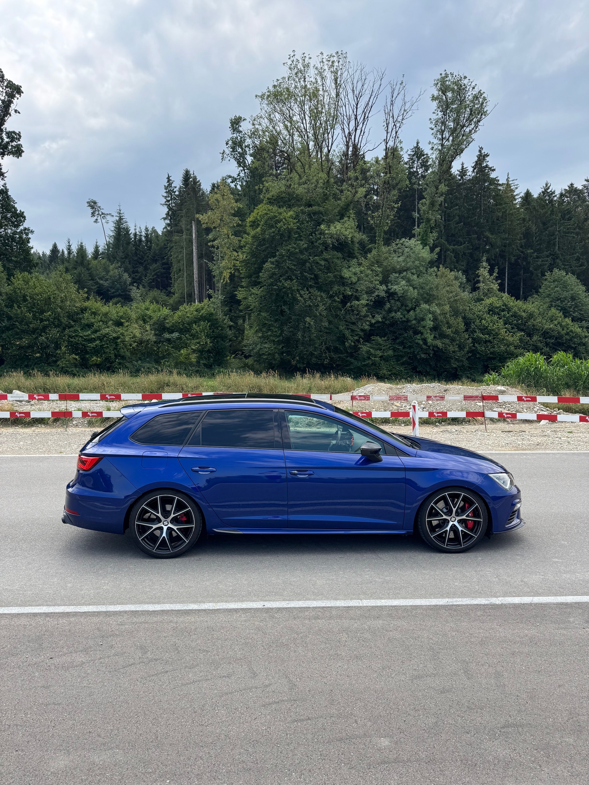SEAT 2.0 TSI 370 Cupra 4Drive DSG Carbon-image-2