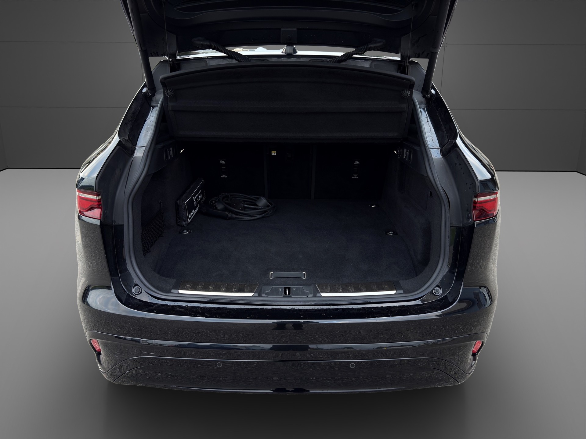 JAGUAR F-Pace 2.0 PHEV 404 R-Dynamic SE AWD-image-3