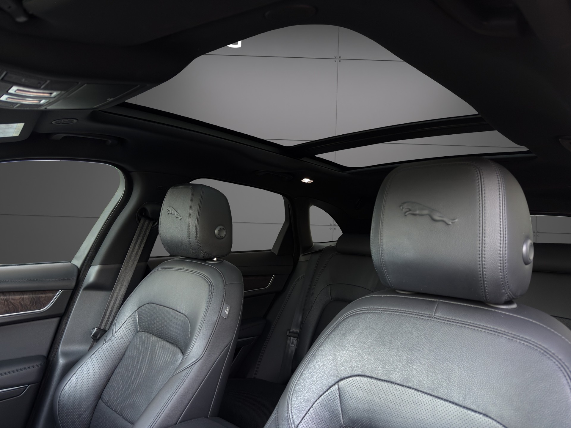 JAGUAR F-Pace 2.0 PHEV 404 R-Dynamic SE AWD-image-6