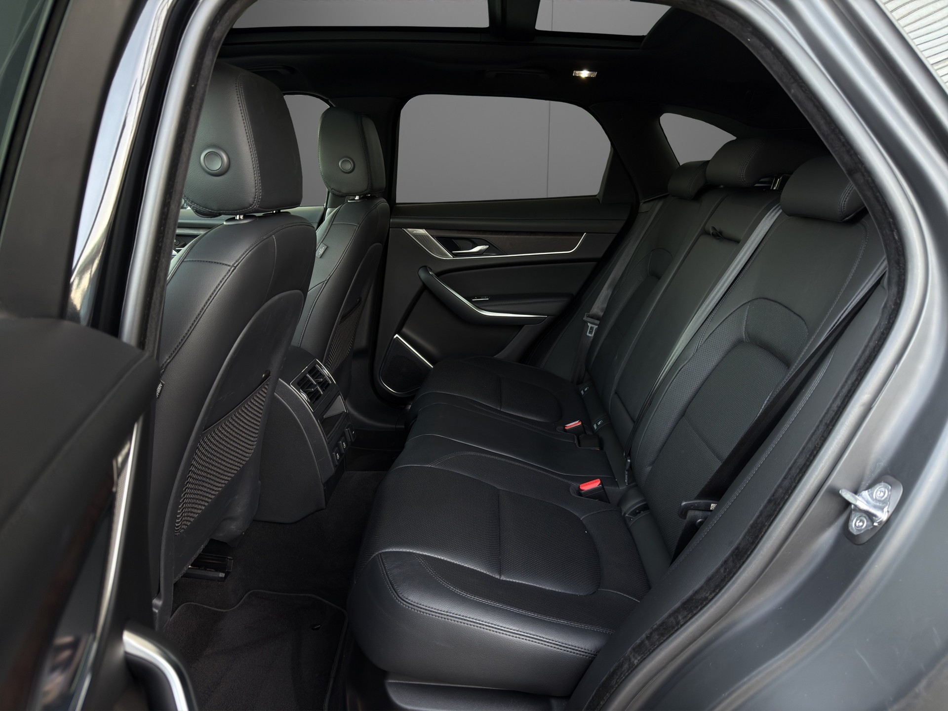 JAGUAR F-Pace 2.0 PHEV 404 R-Dynamic SE AWD-image-8