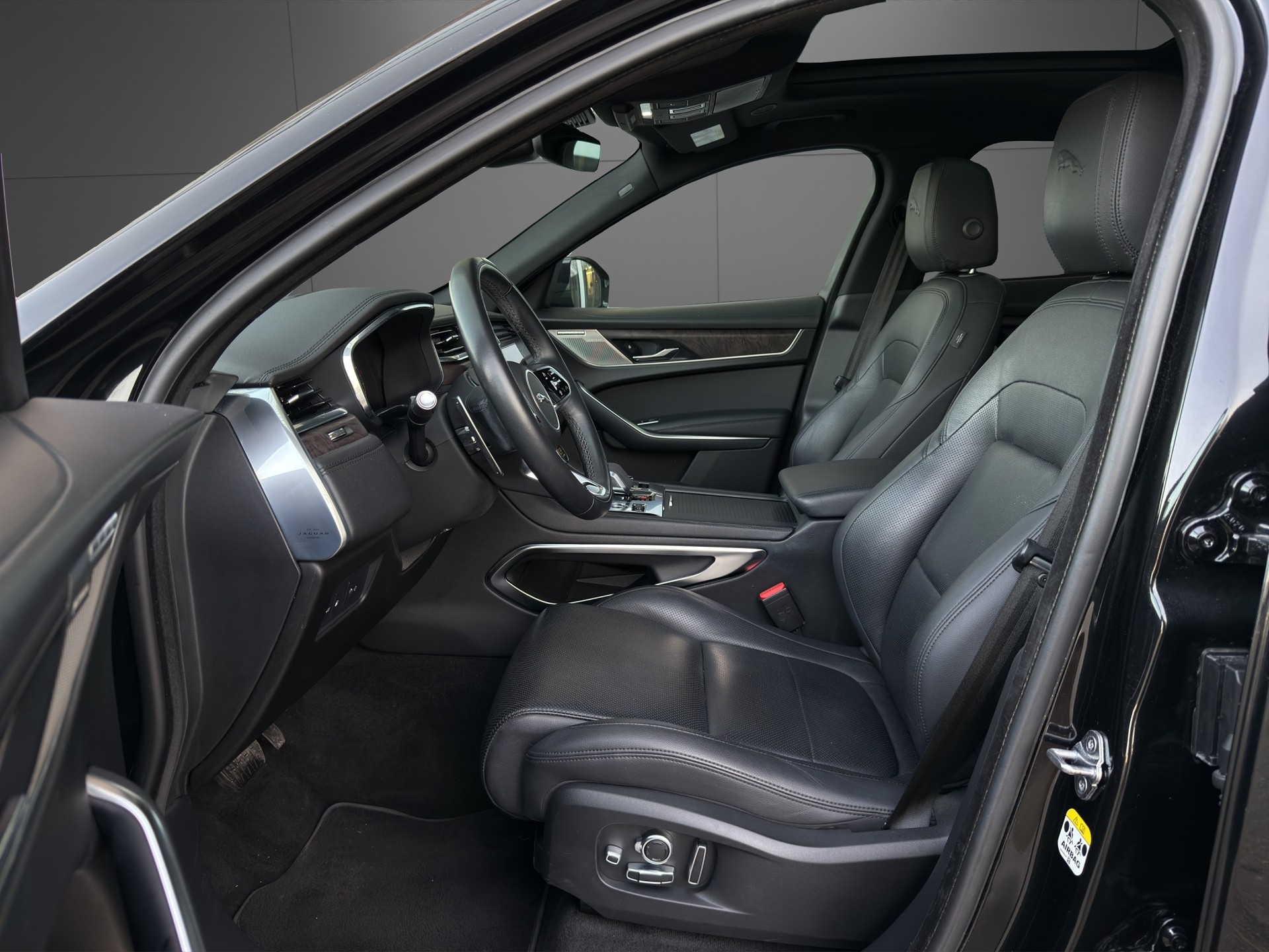 JAGUAR F-Pace 2.0 PHEV 404 R-Dynamic SE AWD-image-5