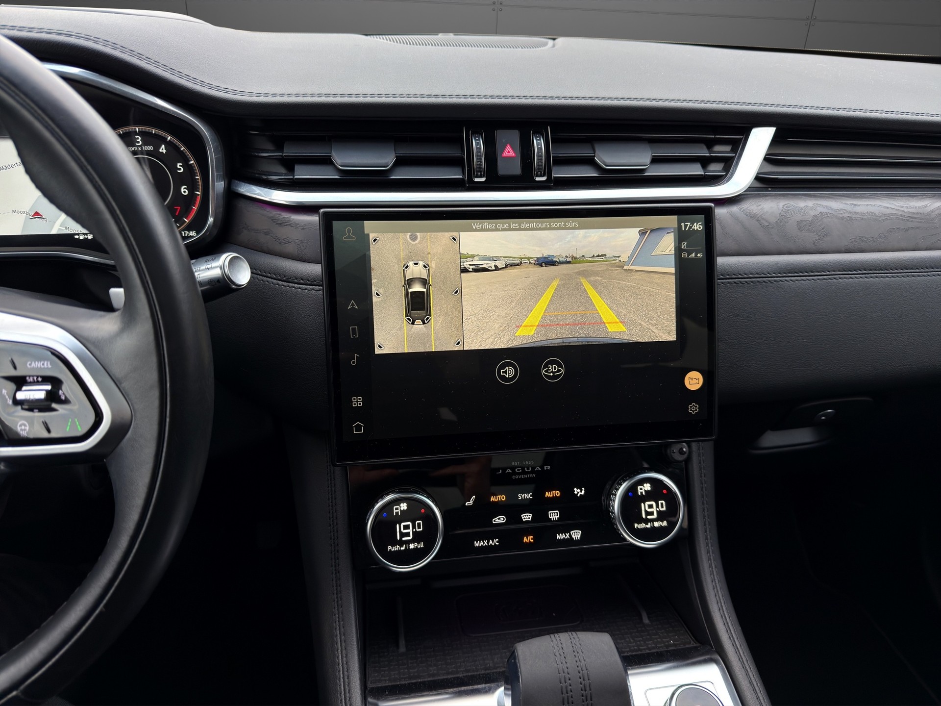 JAGUAR F-Pace 2.0 PHEV 404 R-Dynamic SE AWD-image-10