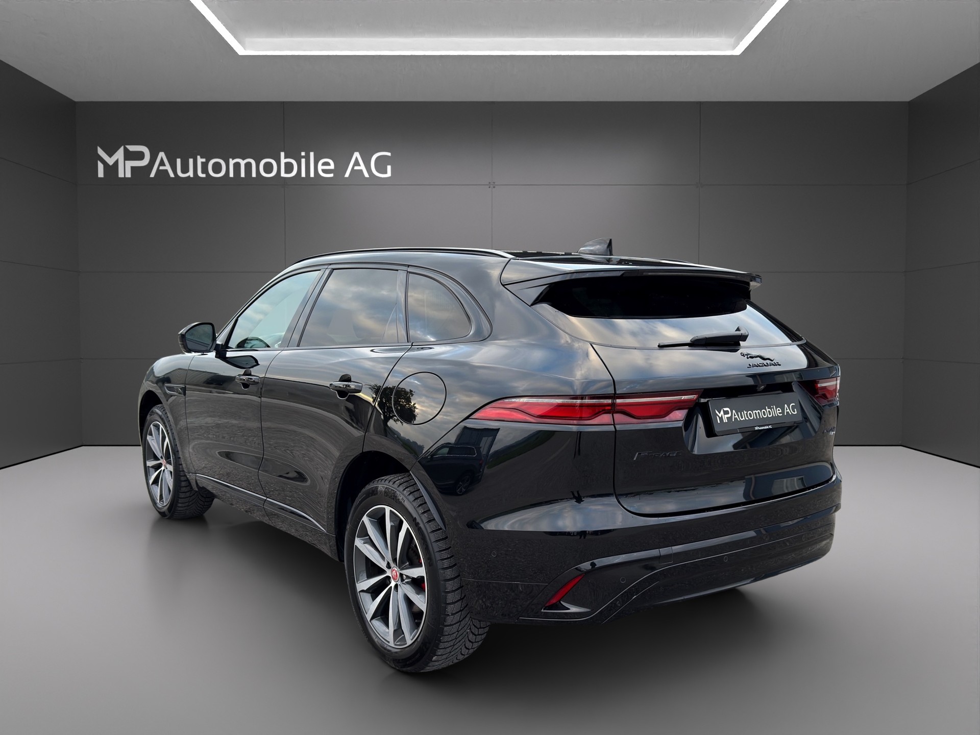 JAGUAR F-Pace 2.0 PHEV 404 R-Dynamic SE AWD-image-4