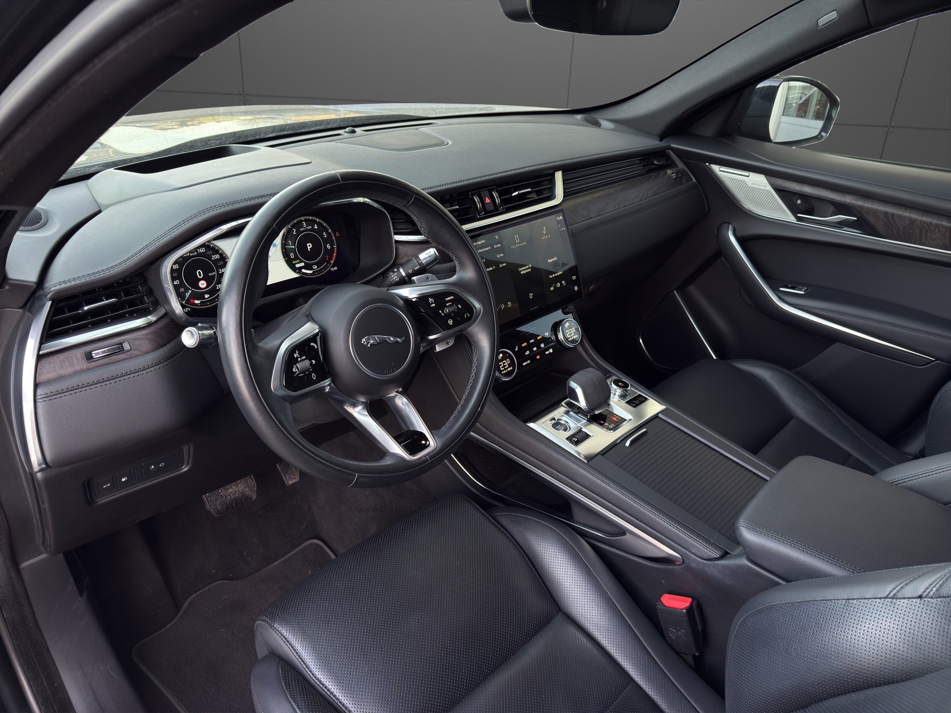 JAGUAR F-Pace 2.0 PHEV 404 R-Dynamic SE AWD-image-7