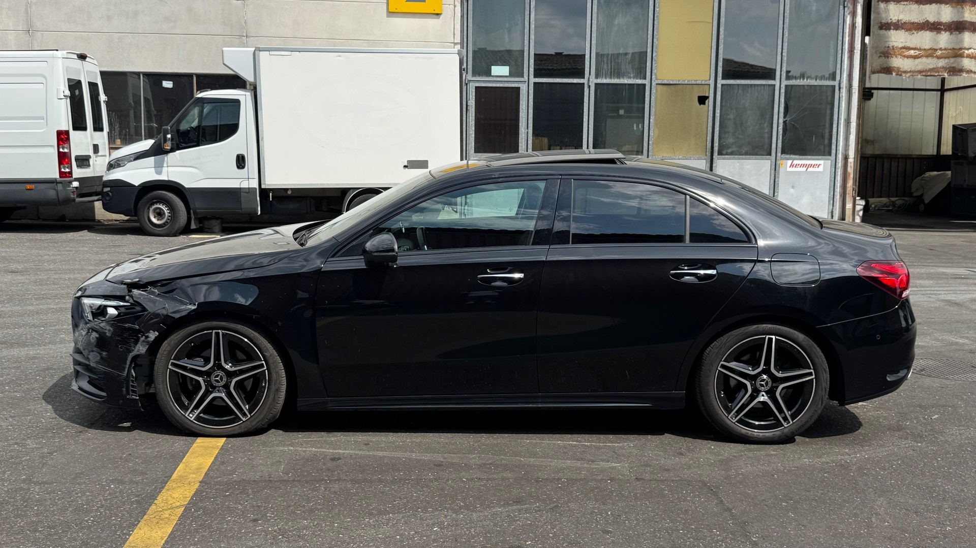 MERCEDES-BENZ A 200 AMG Line 7G-DCT-image-3