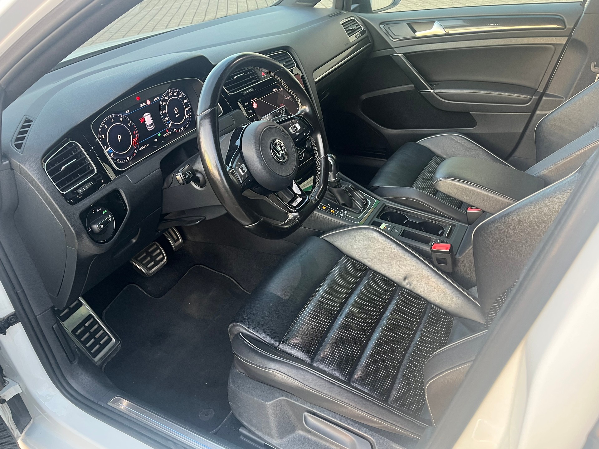 VW Golf 2.0 TSI R 4Motion DSG-image-8
