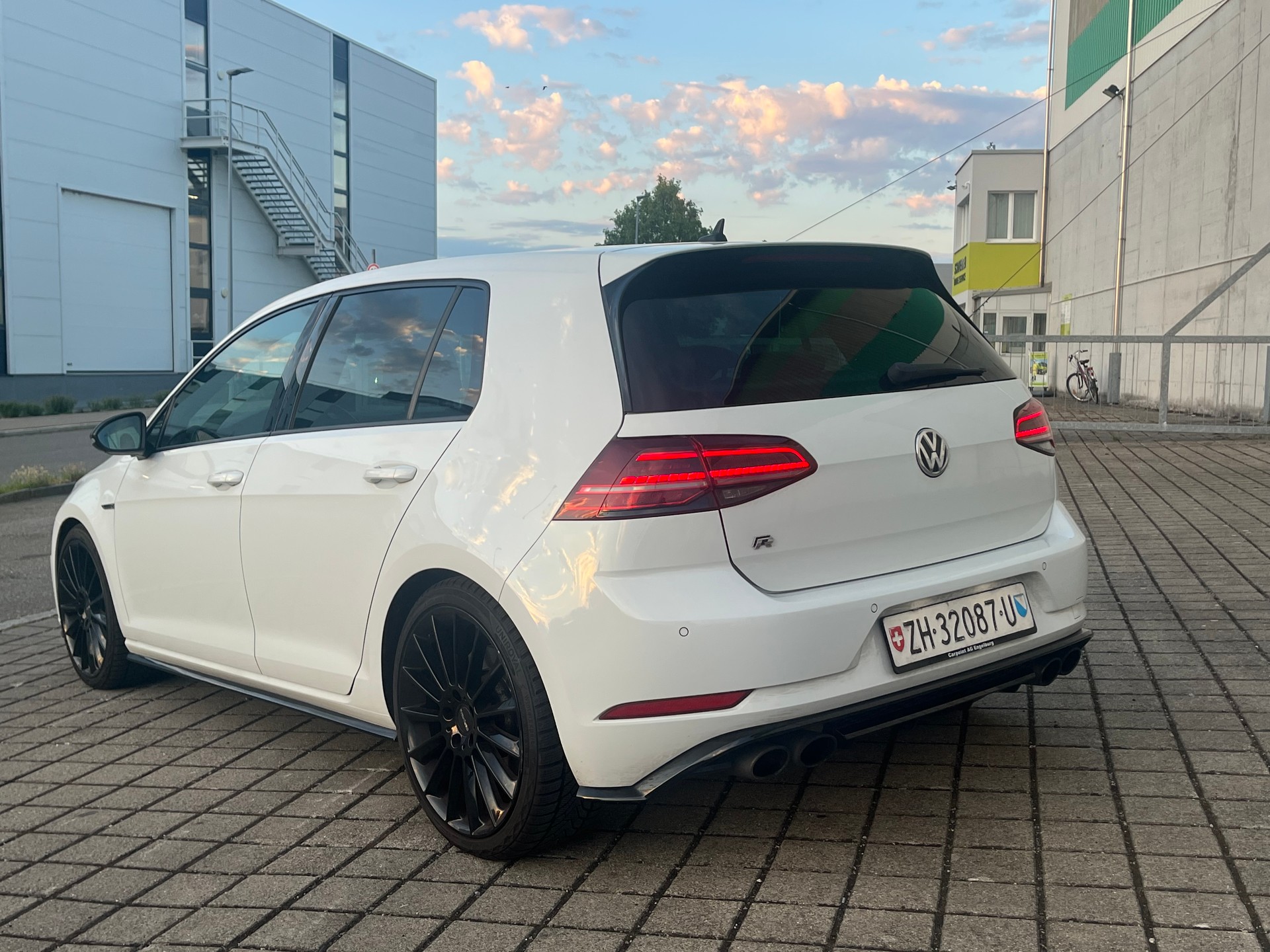 VW Golf 2.0 TSI R 4Motion DSG-image-2