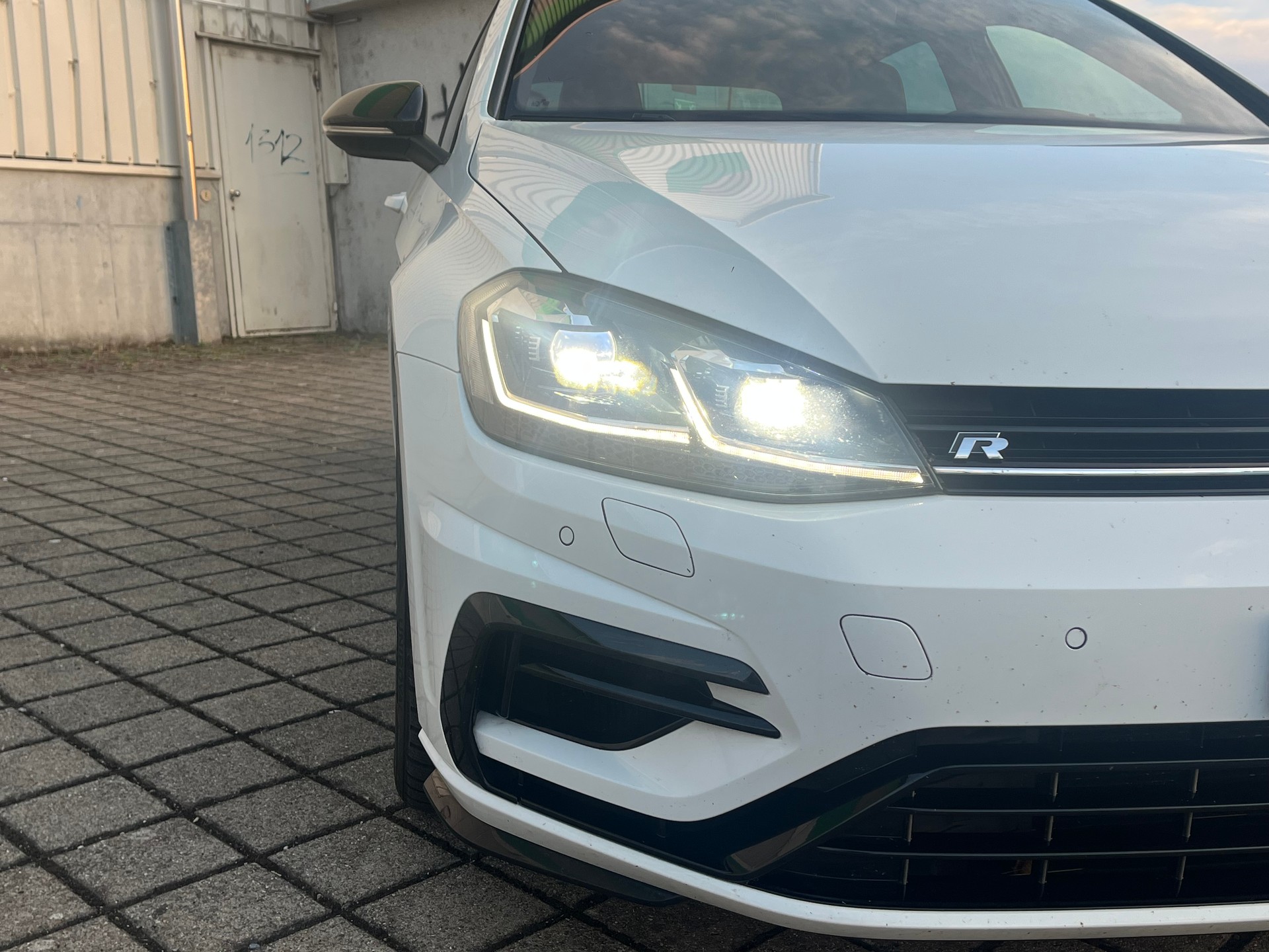VW Golf 2.0 TSI R 4Motion DSG-image-15