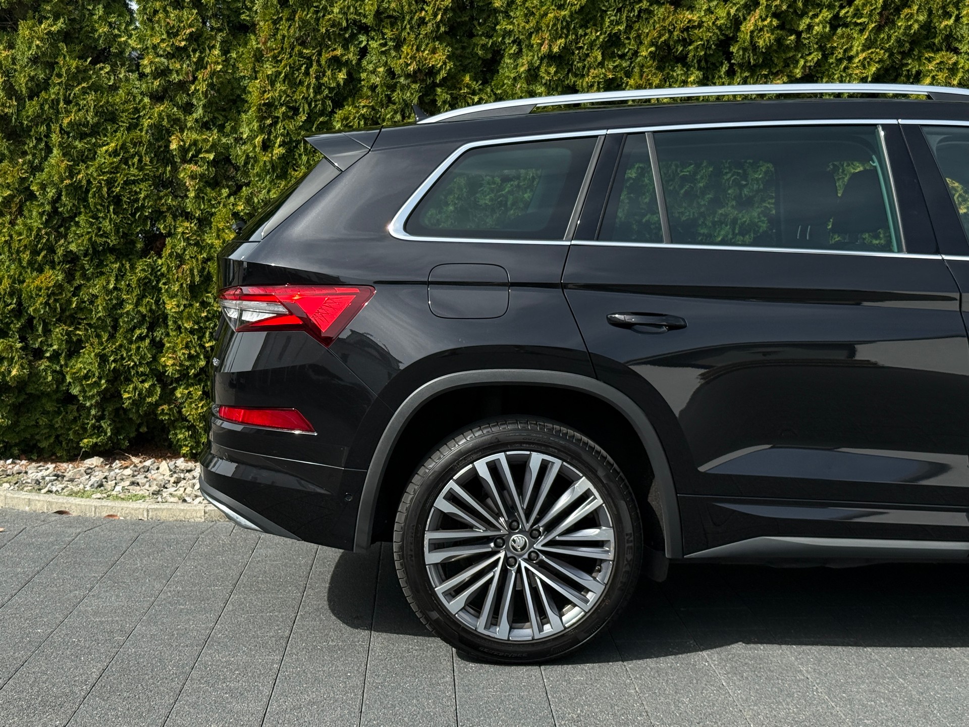 SKODA Kodiaq 2.0 TDI CR L&K 4x4 DSG / 1.Hand / AHK-image-10