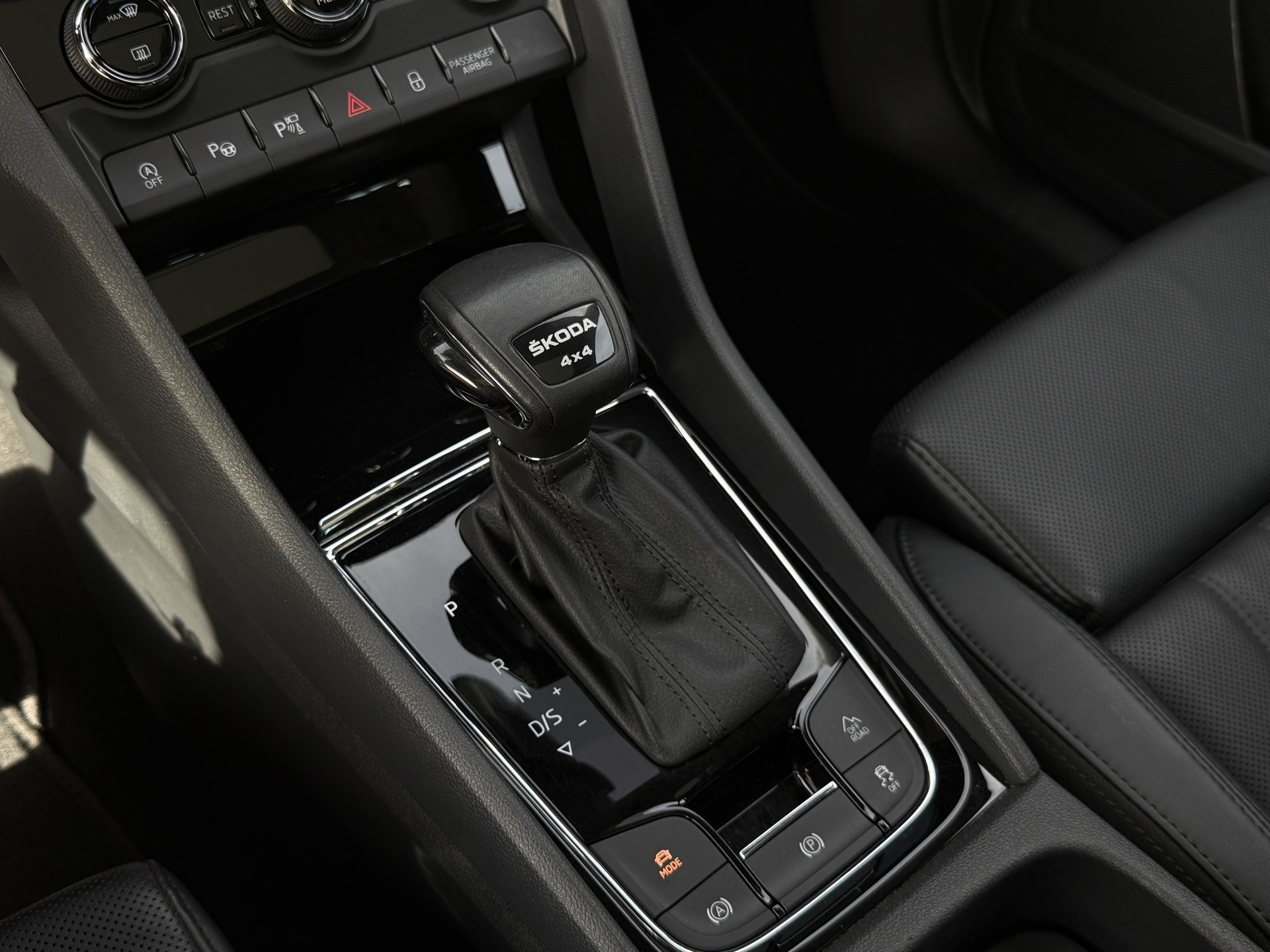 SKODA Kodiaq 2.0 TDI CR L&K 4x4 DSG / 1.Hand / AHK-image-25