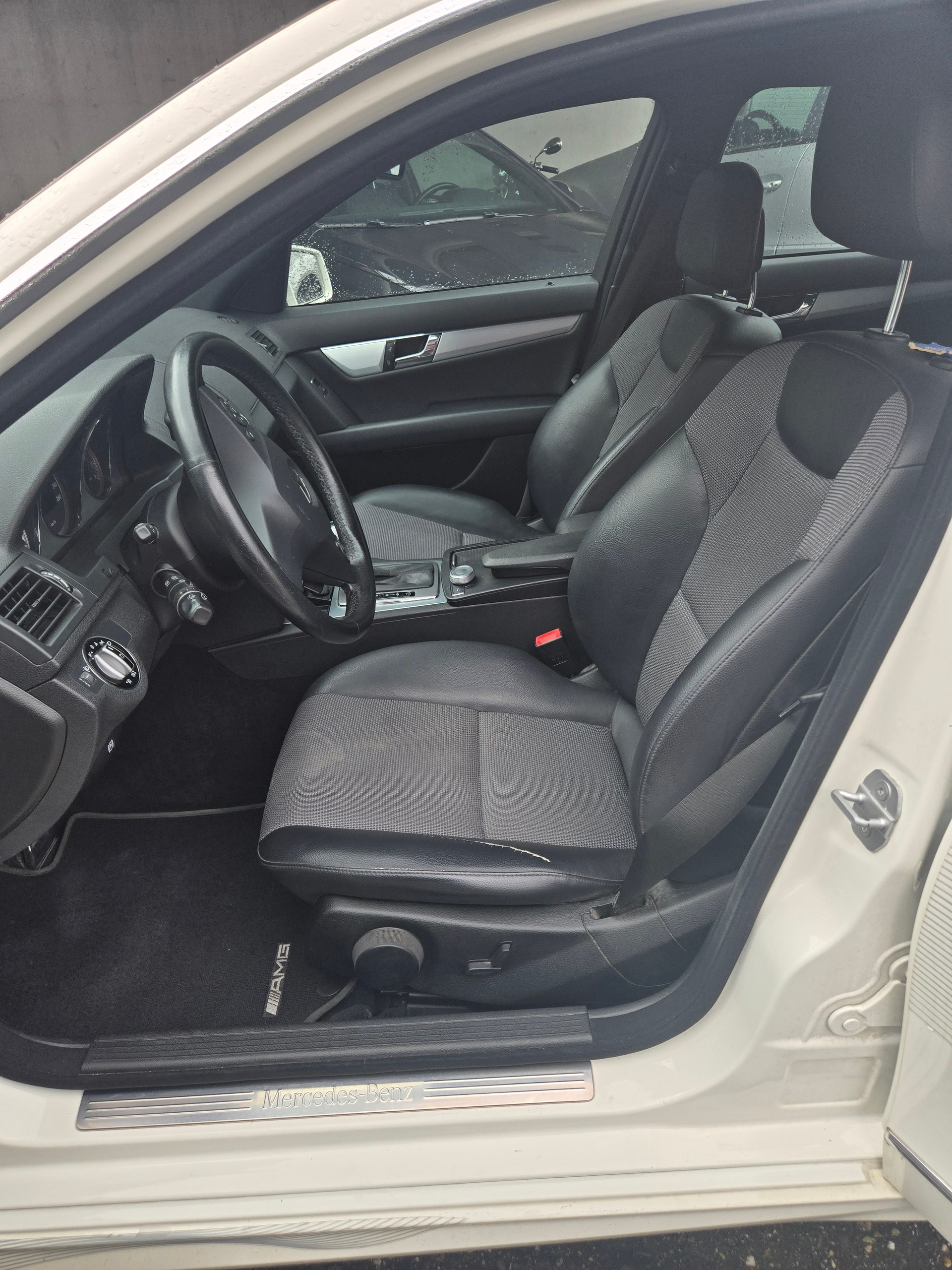 MERCEDES-BENZ C 180 Kompressor BlueEfficiency White Star-image-12