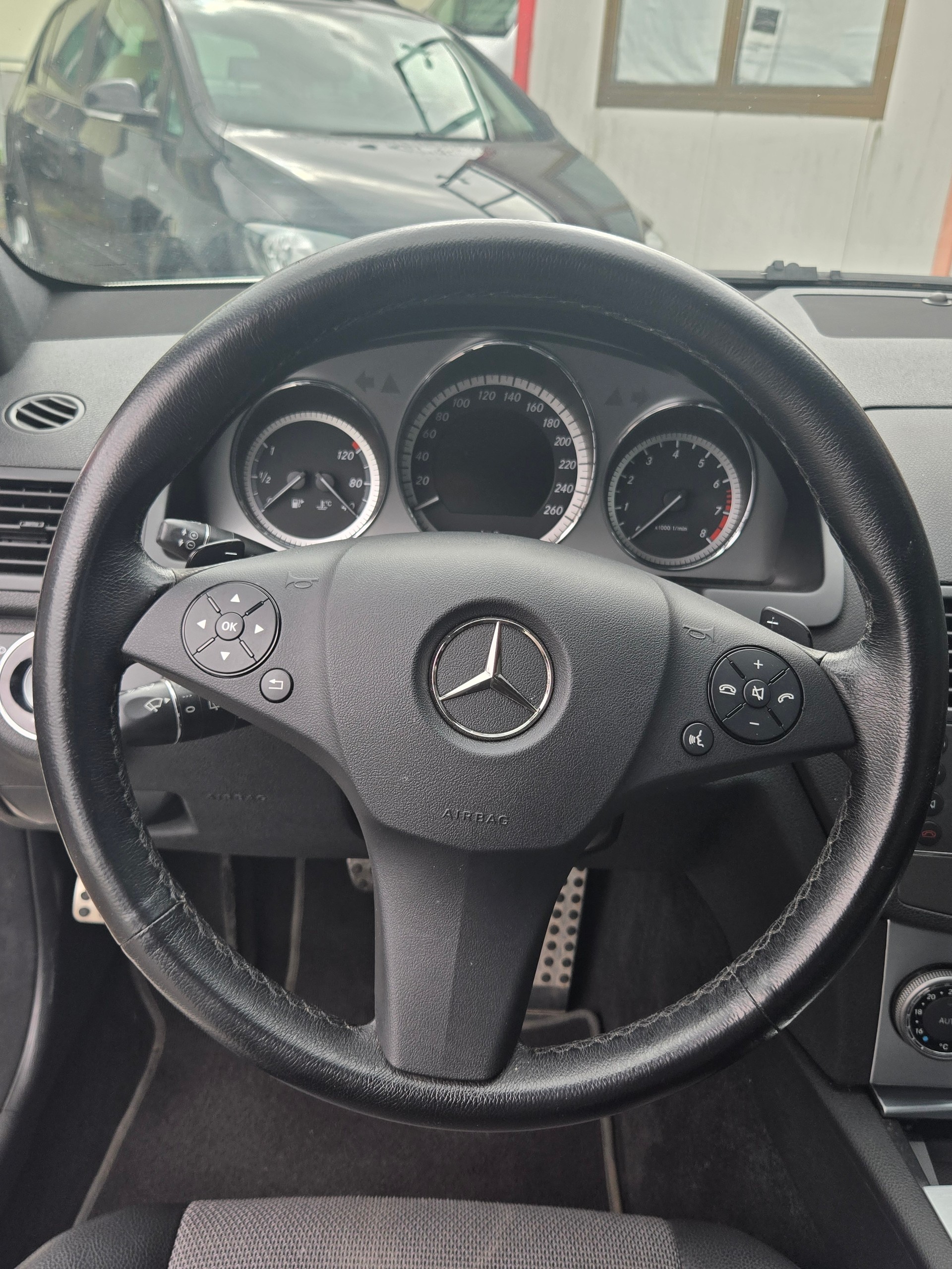 MERCEDES-BENZ C 180 Kompressor BlueEfficiency White Star-image-11