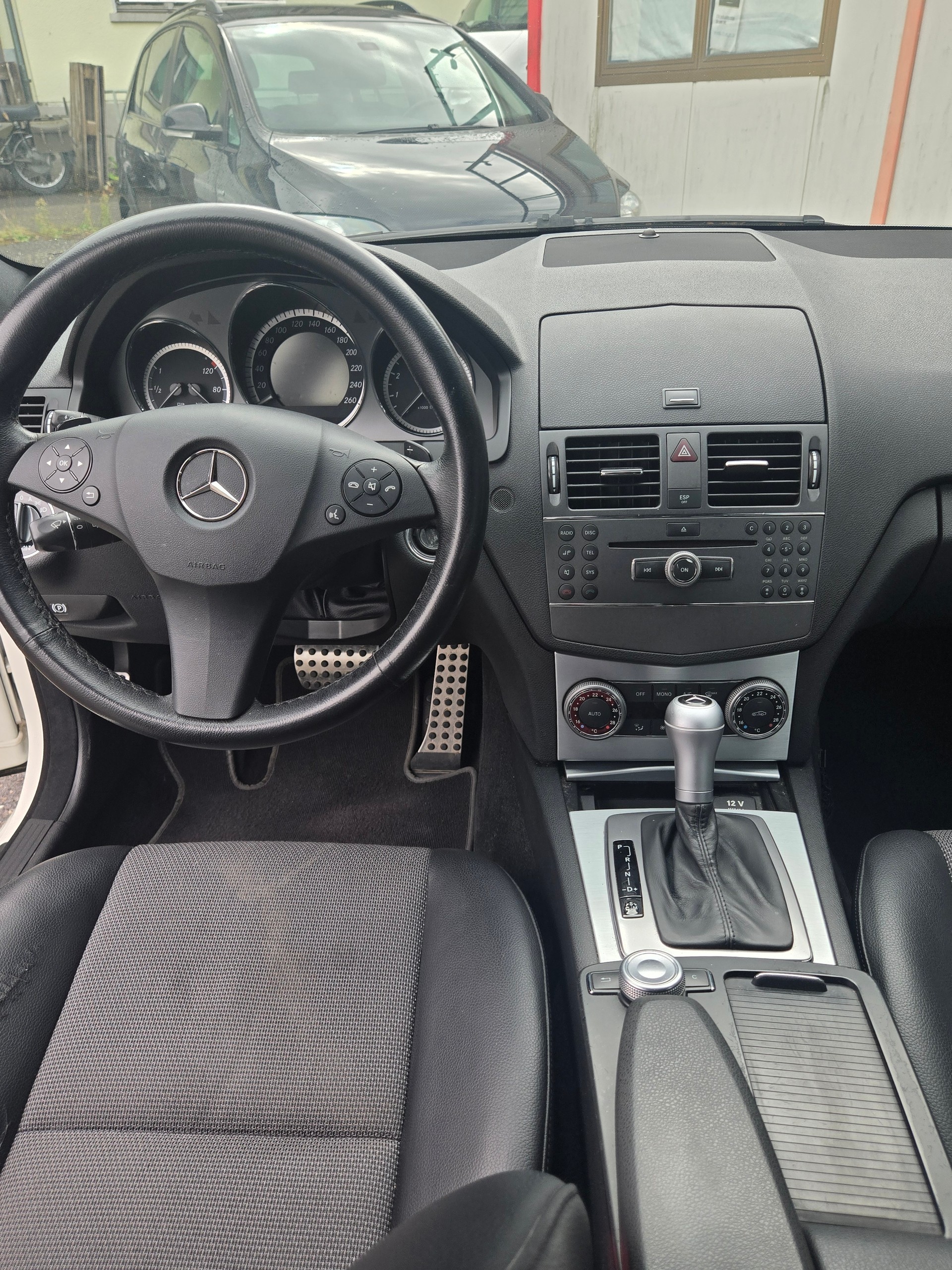 MERCEDES-BENZ C 180 Kompressor BlueEfficiency White Star-image-10