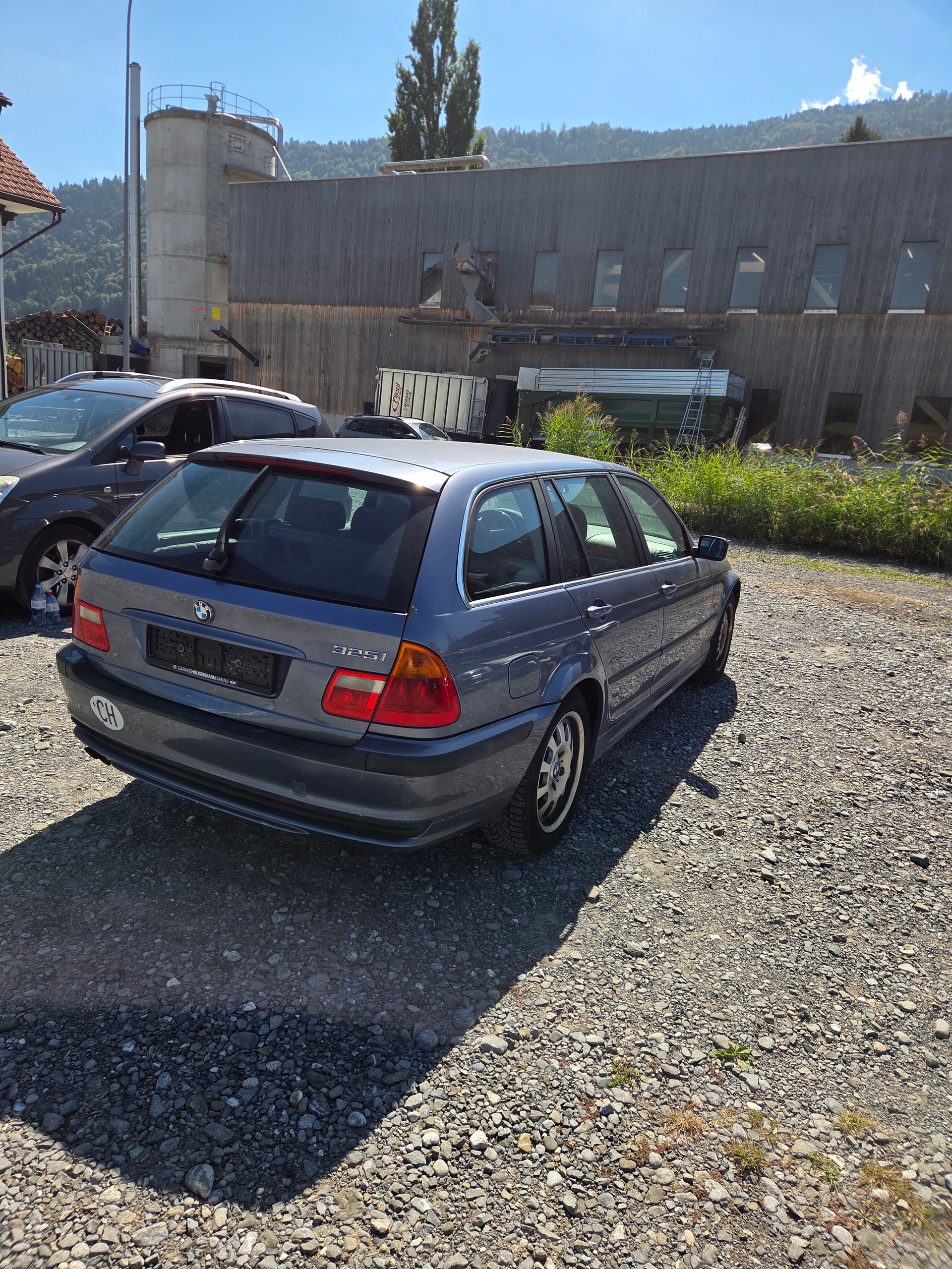 BMW 325i Touring-image-2