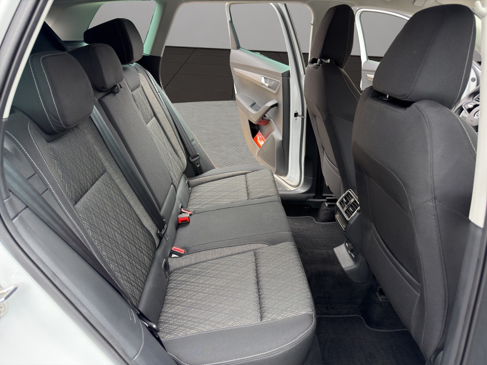 SKODA Karoq 2.0 TDI CR Style 4x4 DSG-image-17