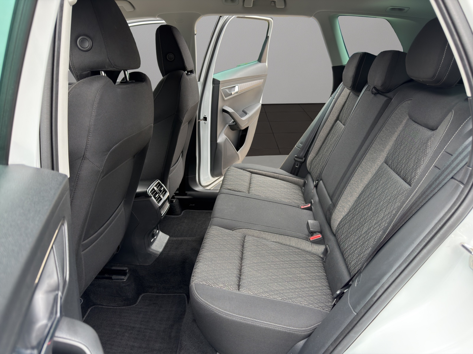 SKODA Karoq 2.0 TDI CR Style 4x4 DSG-image-12