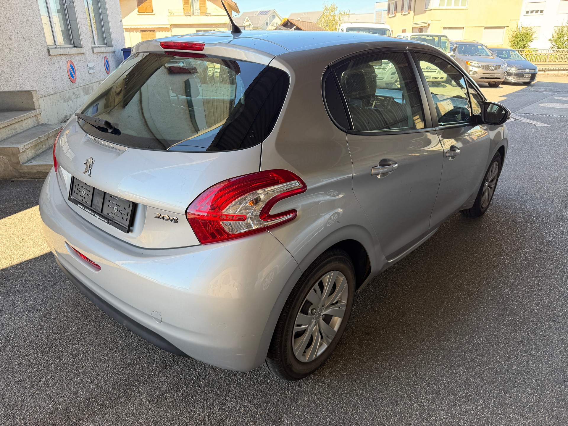 PEUGEOT 208 1.2 VTI Intuitive-image-4