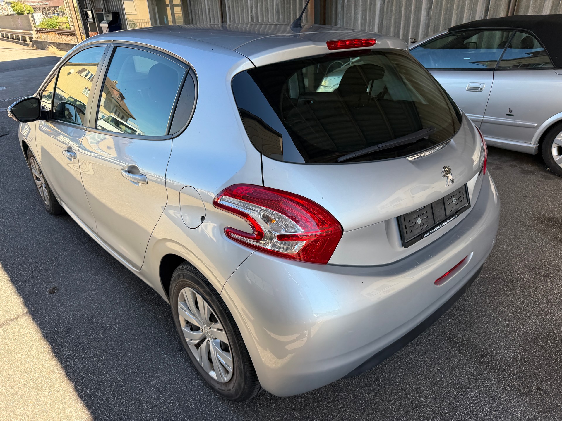 PEUGEOT 208 1.2 VTI Intuitive-image-5
