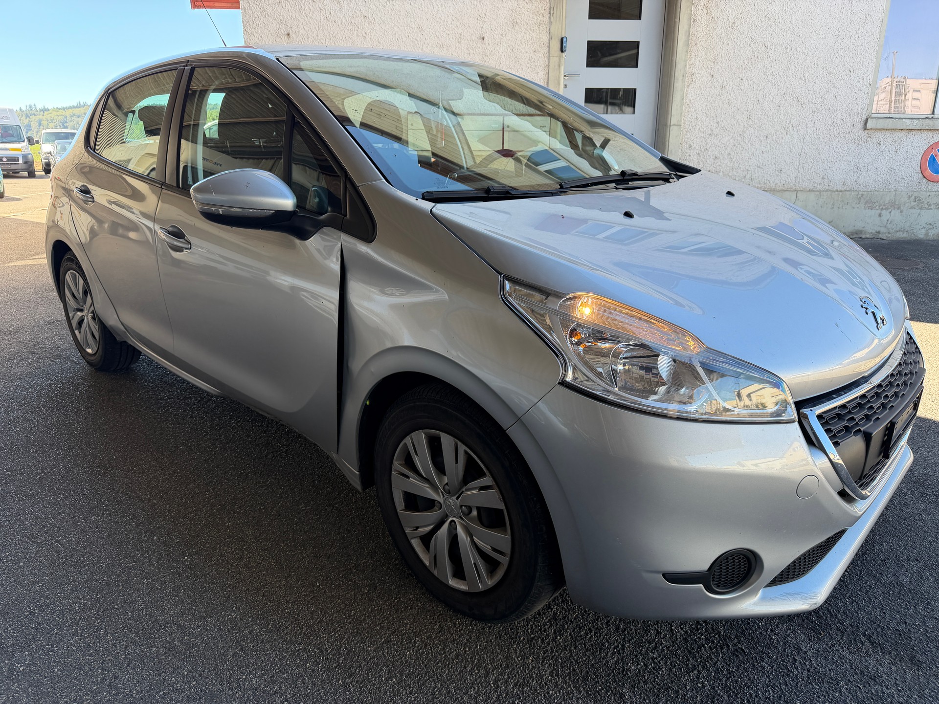 PEUGEOT 208 1.2 VTI Intuitive-image-1