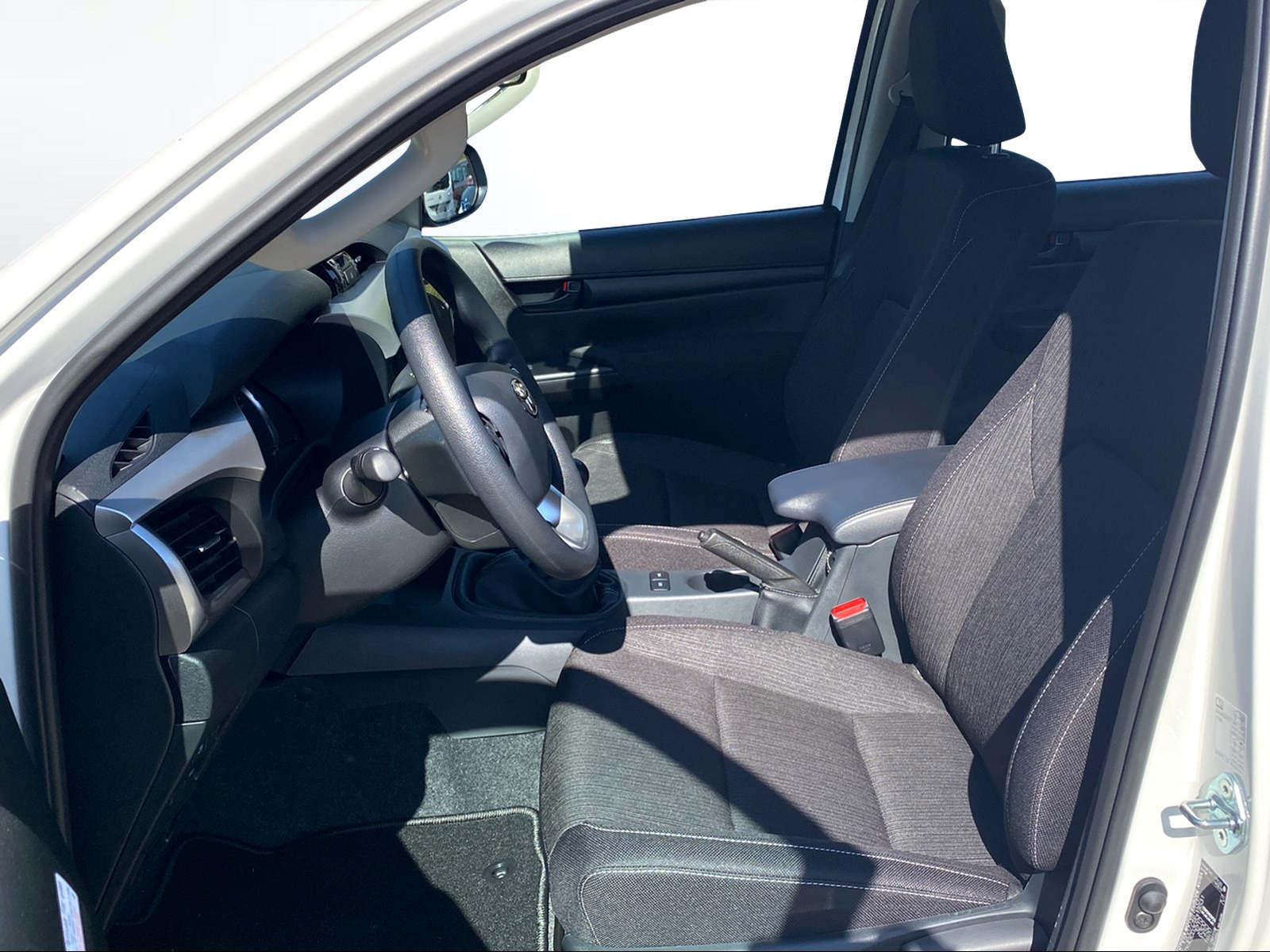 TOYOTA Hilux Double Cab.-Pick-up 2.8 D-4D 204 Comfort-image-4
