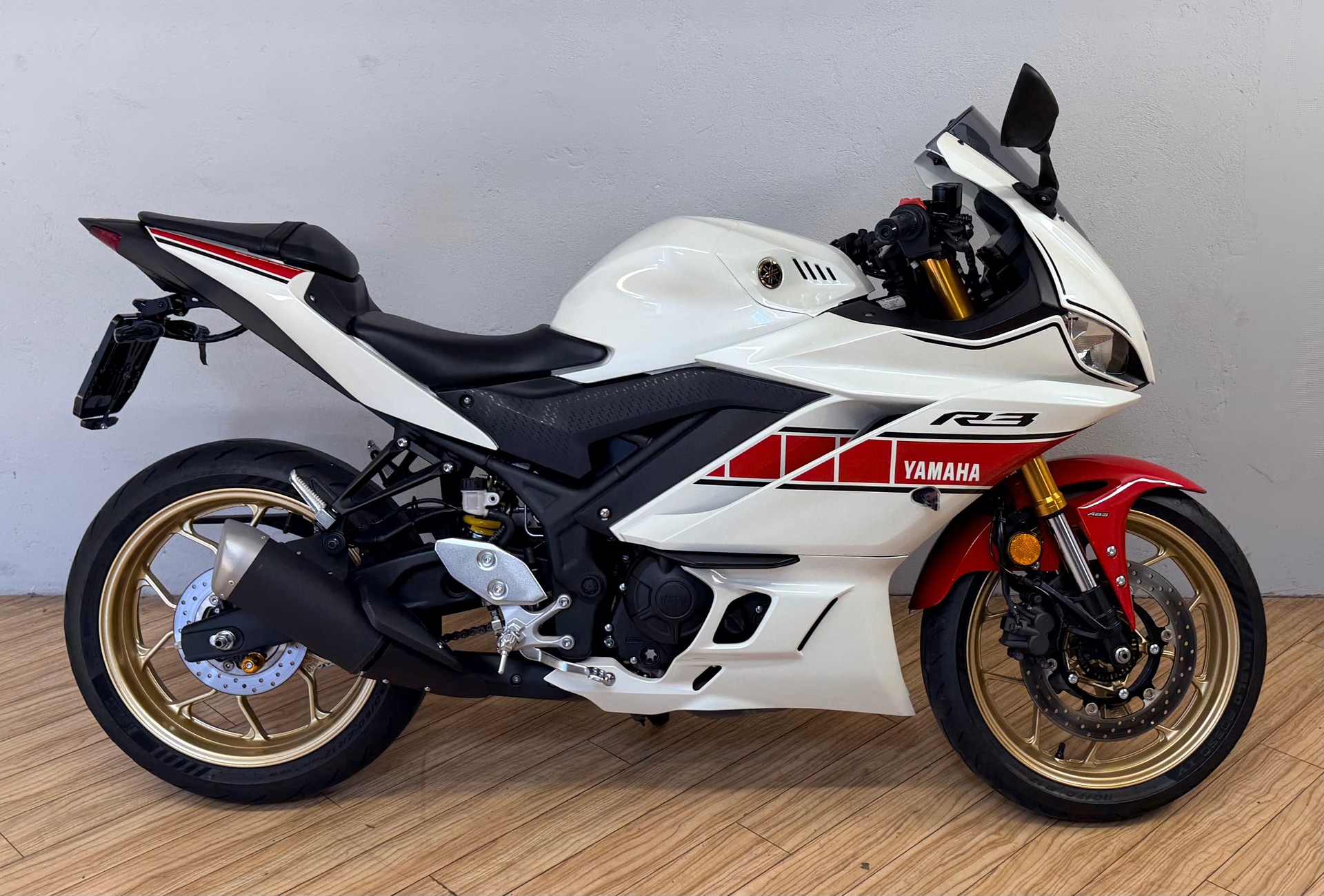 YAMAHA YZF-R3 World GP 60th-showroom-element-1