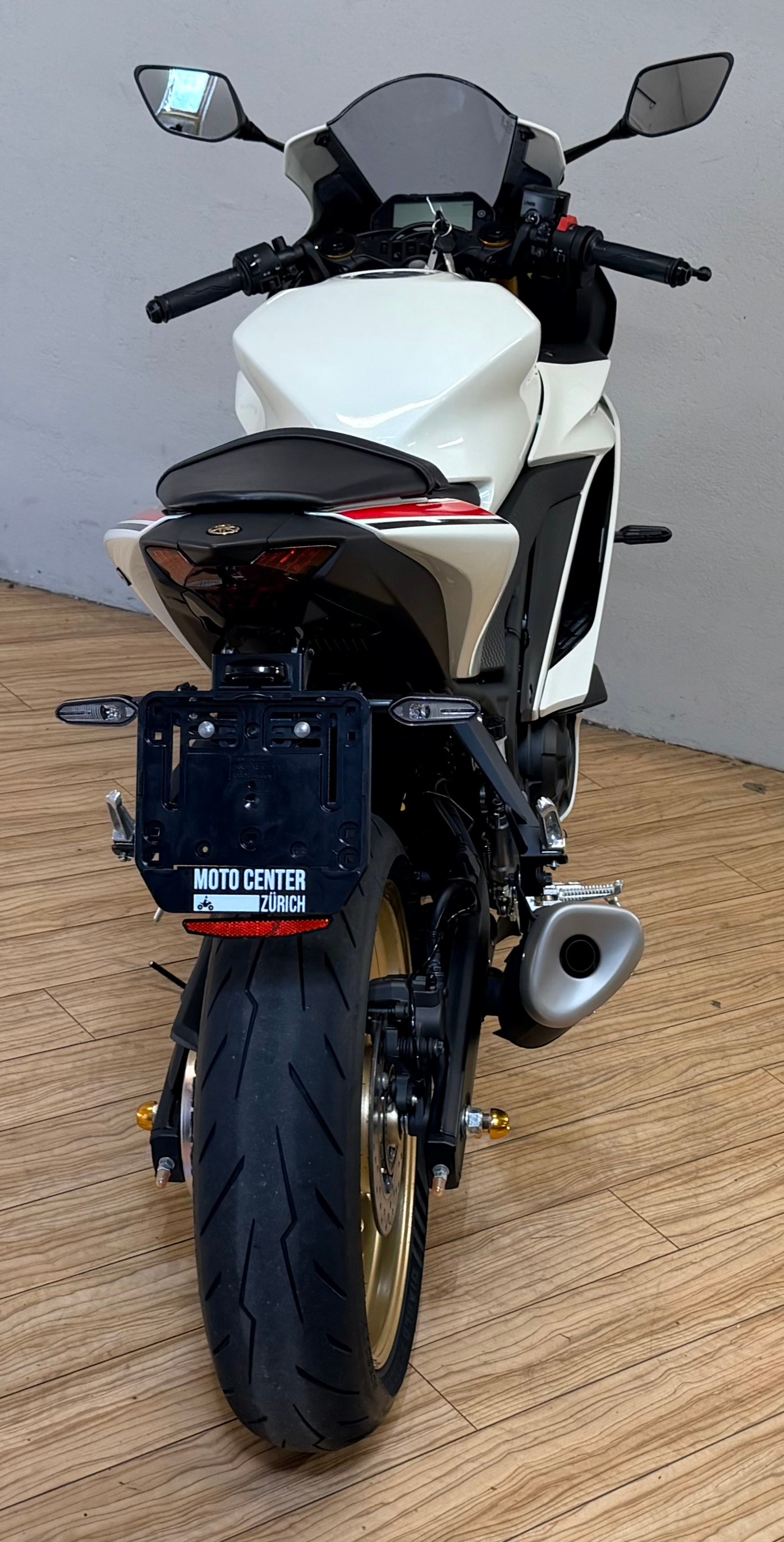 YAMAHA YZF-R3 World GP 60th-showroom-element-3