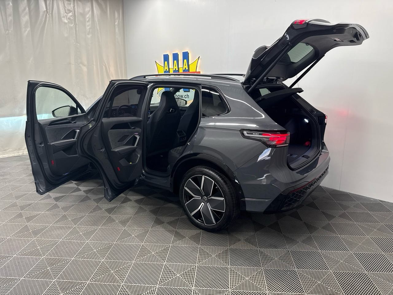 VW Tiguan 1.5 TSI PHEV R-Line Black Style-image-14